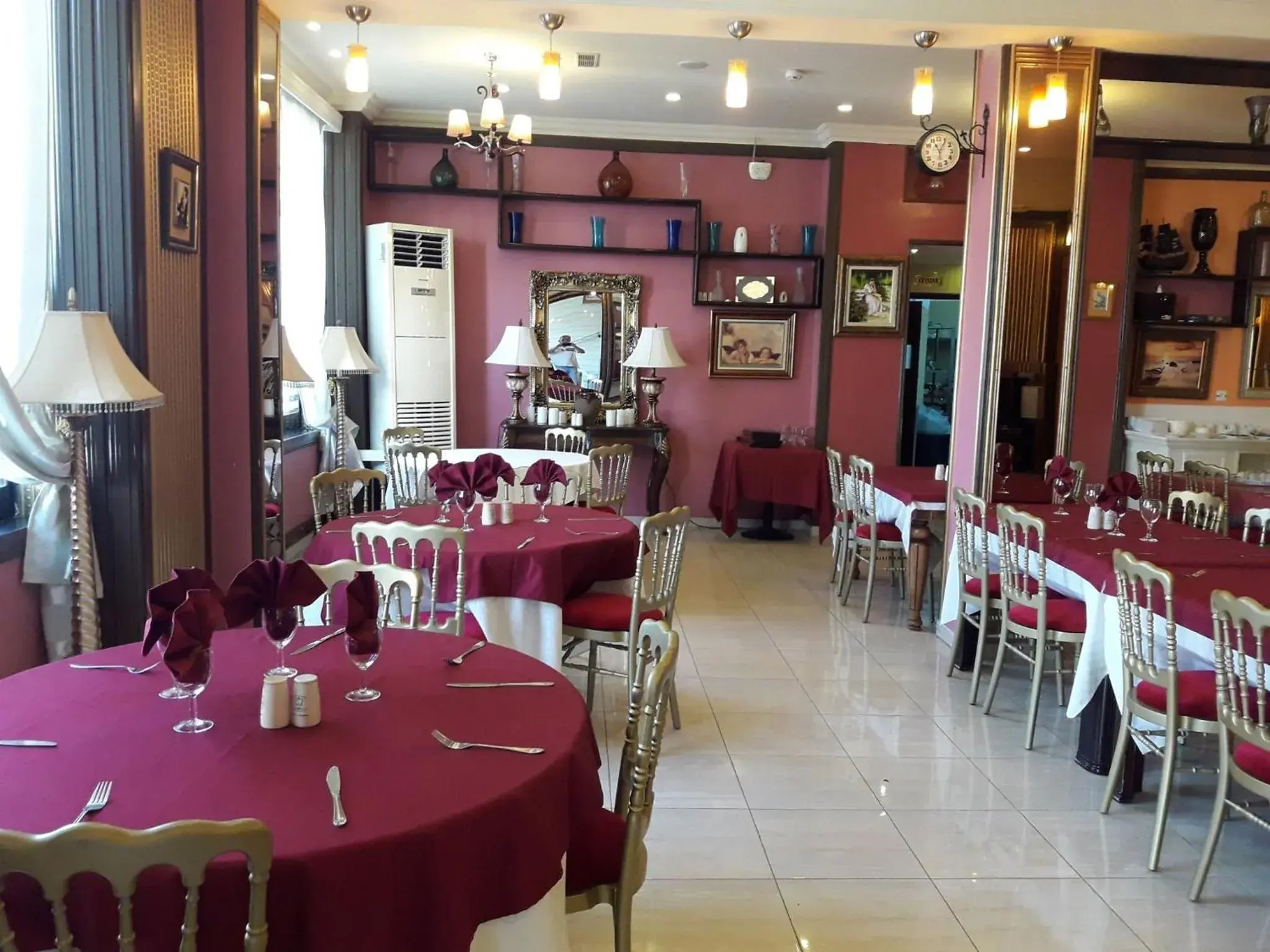 Restaurant/places to eat in Hotel Les Ambassadeurs Restaurant/places to eat in Hotel Les Ambassadeurs