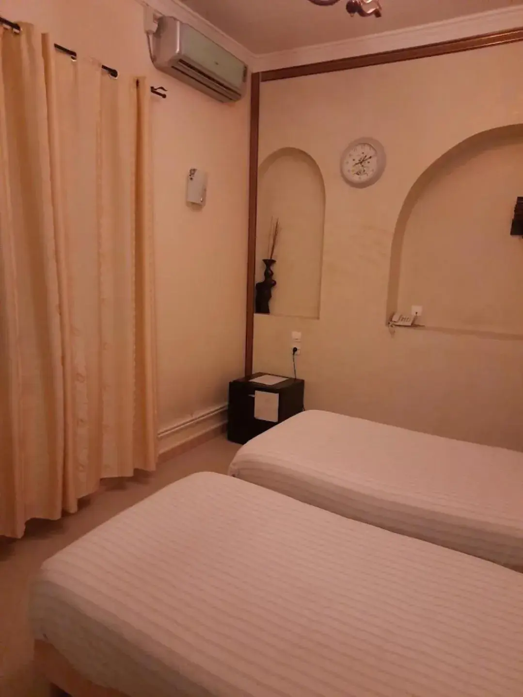 Bed in Hotel Les Ambassadeurs Bed in Hotel Les Ambassadeurs