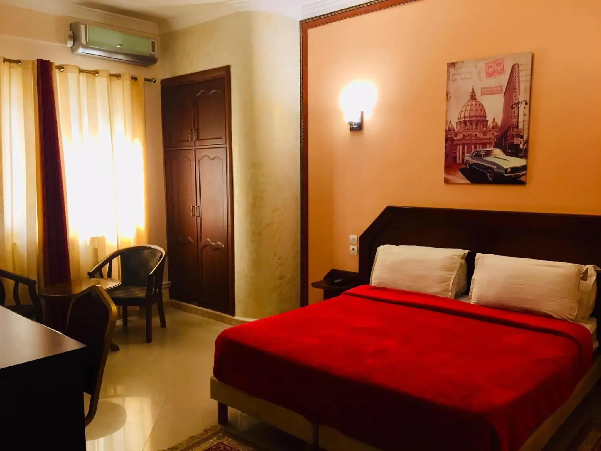 Bed in Hotel Les Ambassadeurs Bed in Hotel Les Ambassadeurs