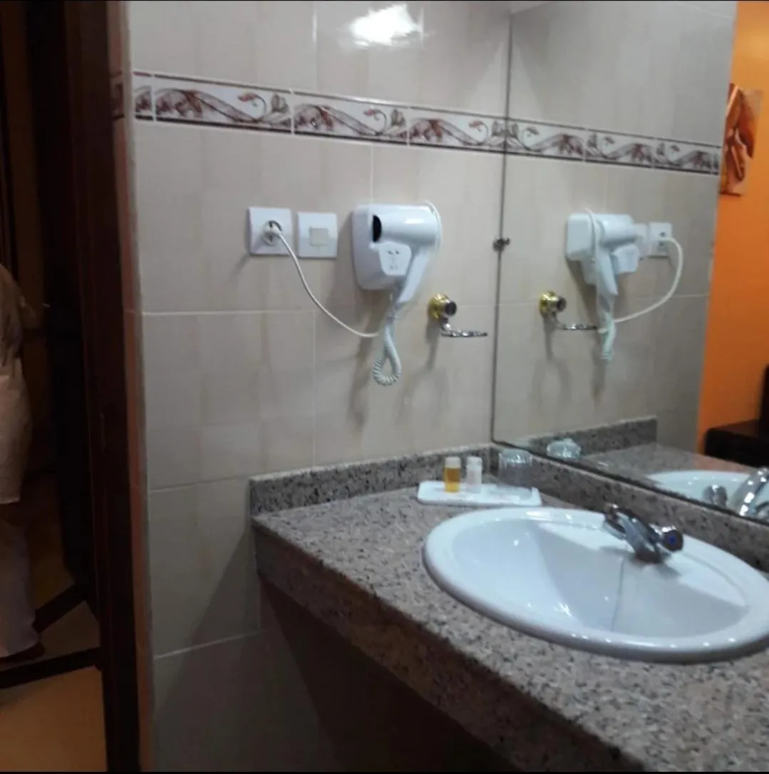 Shower in Hotel Les Ambassadeurs