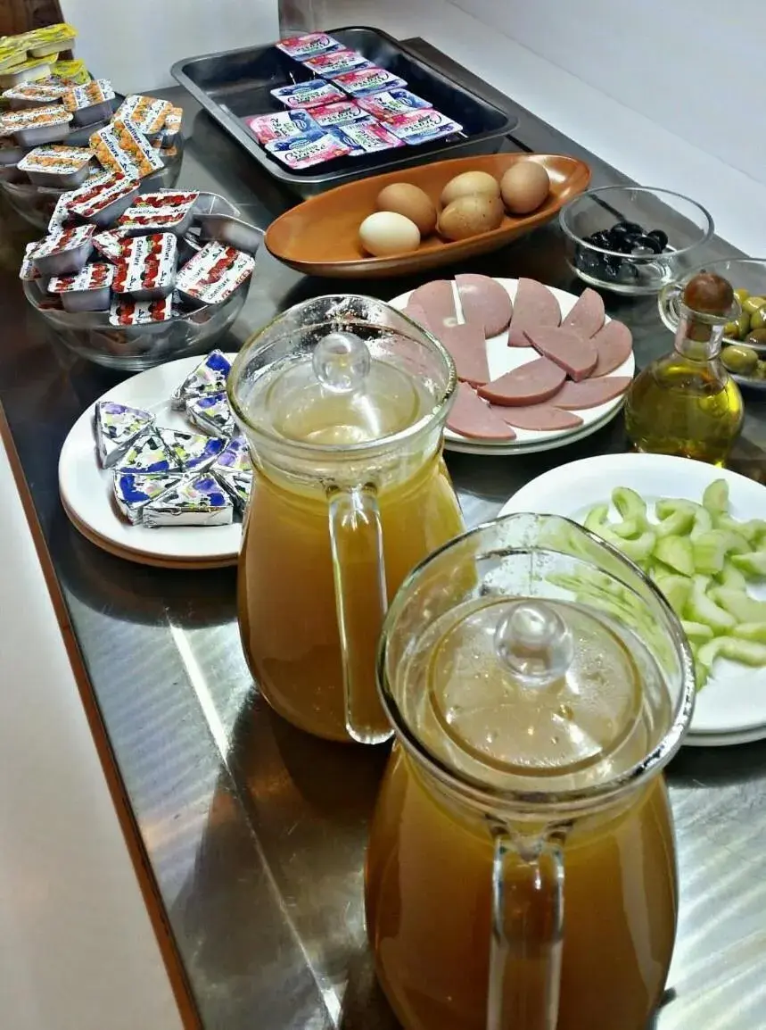 Food and drinks in Hotel Les Ambassadeurs Food and drinks in Hotel Les Ambassadeurs