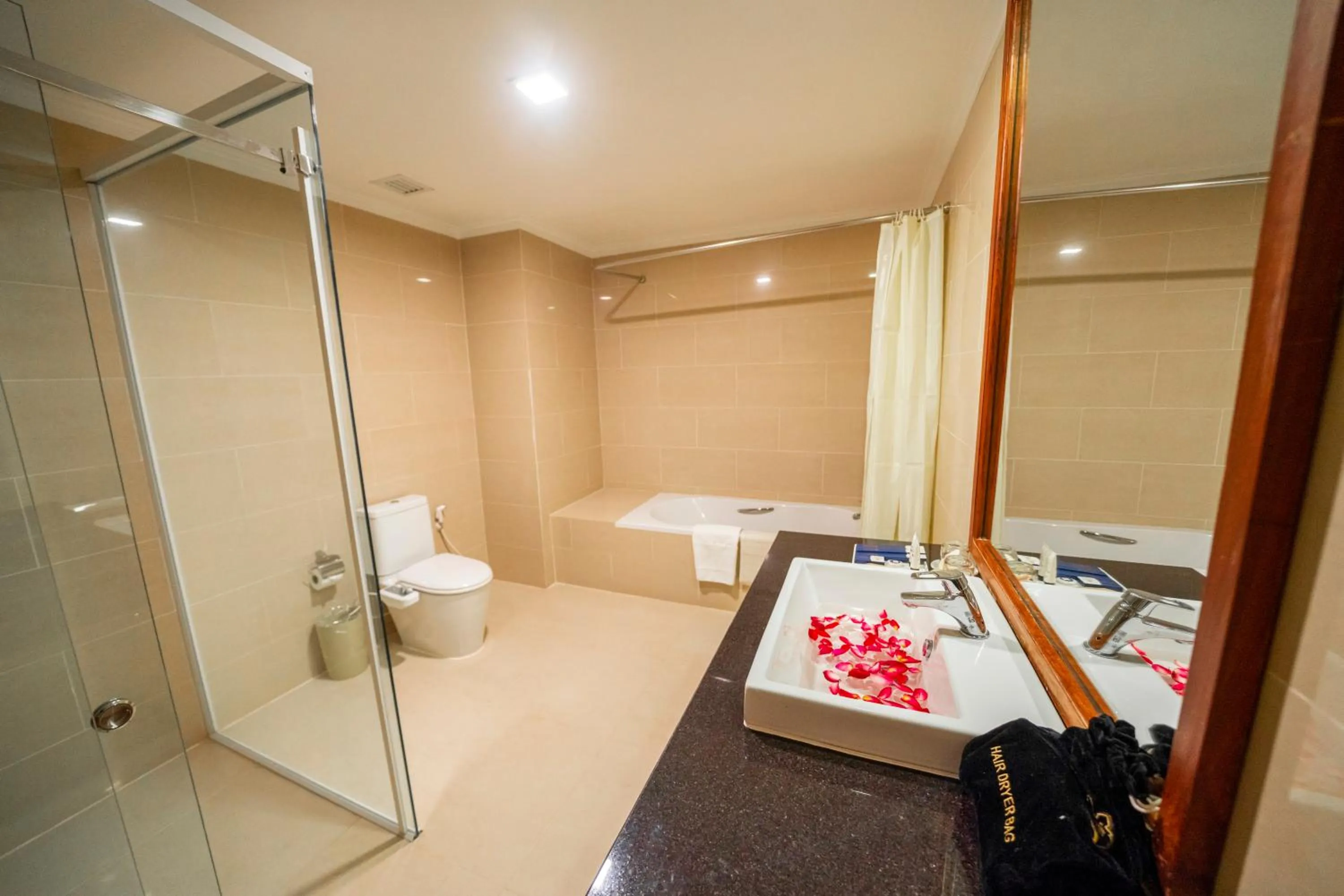 Bathroom in Pursat Riverside Hotel & Spa