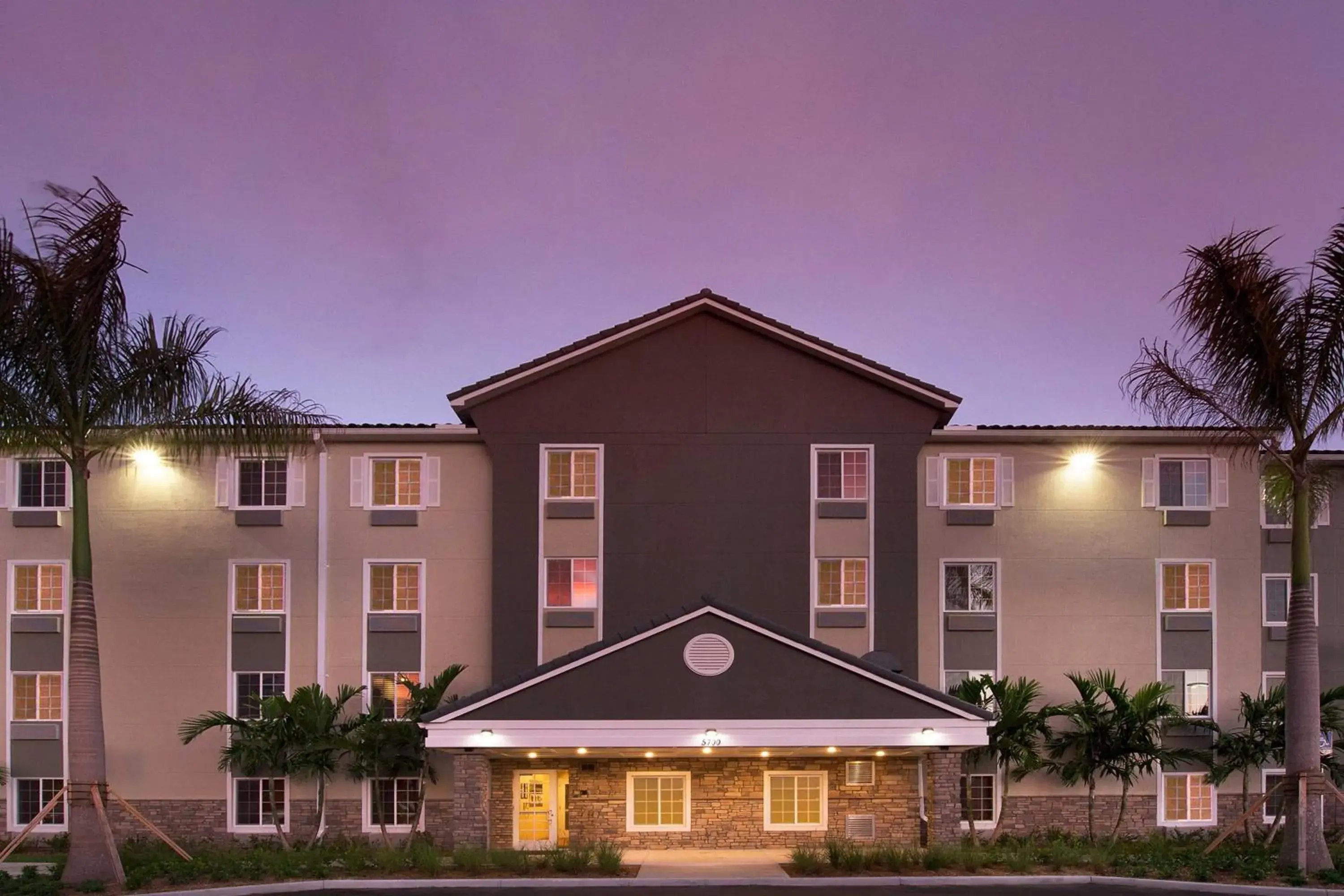 Property building in Extended Stay America Select Suites - Fort Lauderdale - Airport - West Property building in Extended Stay America Select Suites - Fort Lauderdale - Airport - West