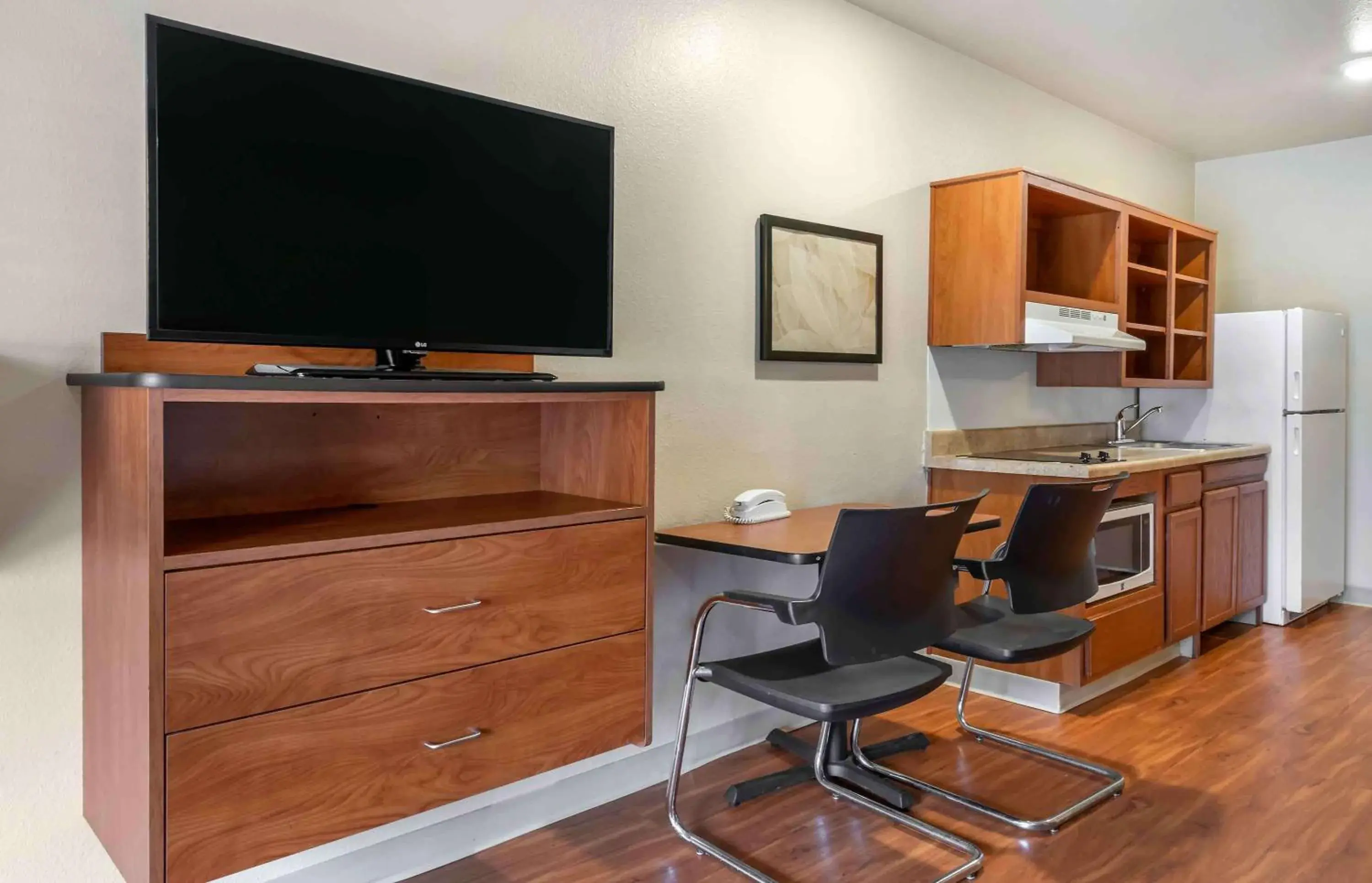 Bedroom, TV/Entertainment Center in Extended Stay America Select Suites - Lake Worth