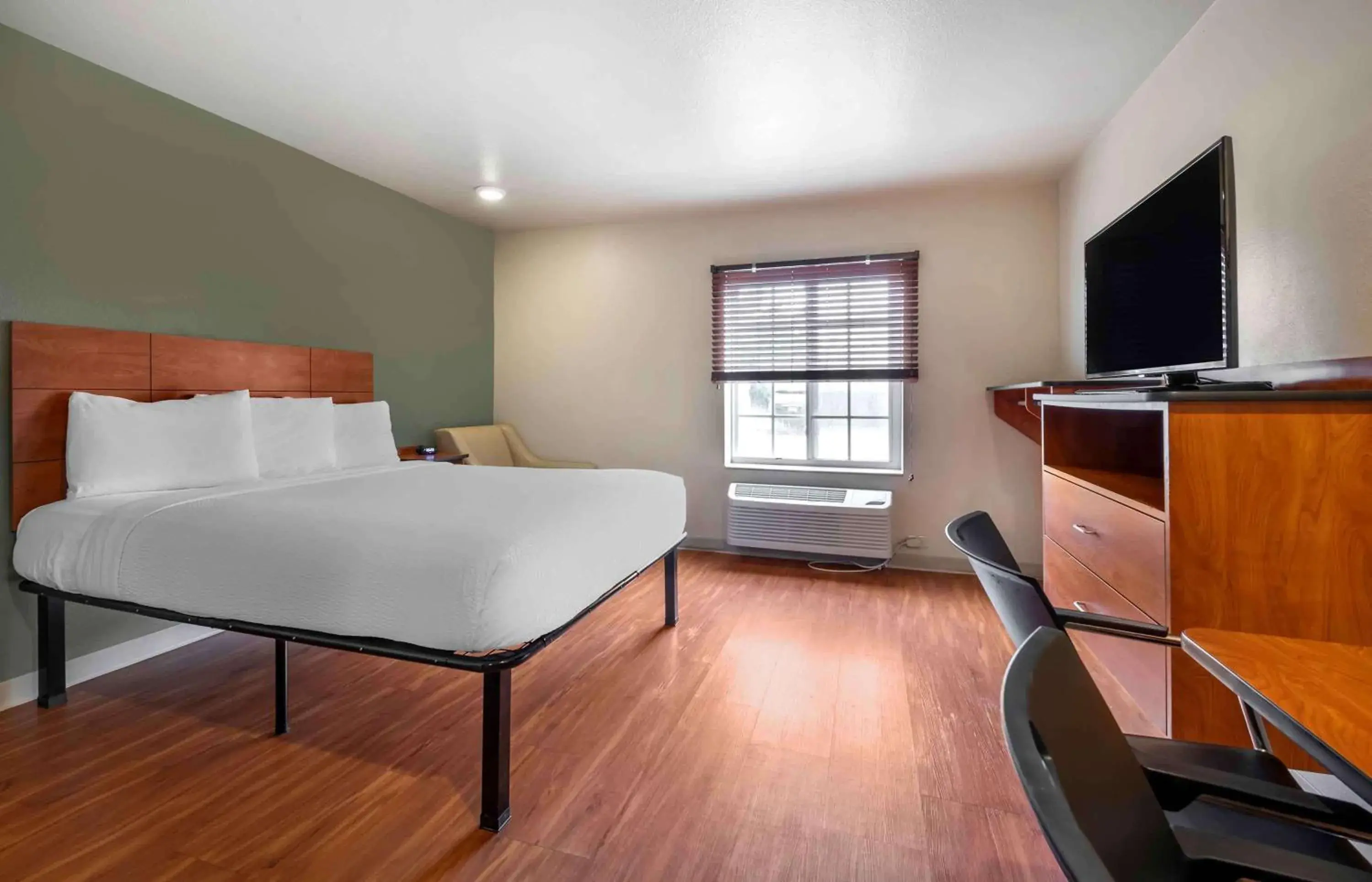 Bedroom in Extended Stay America Select Suites - Lake Worth