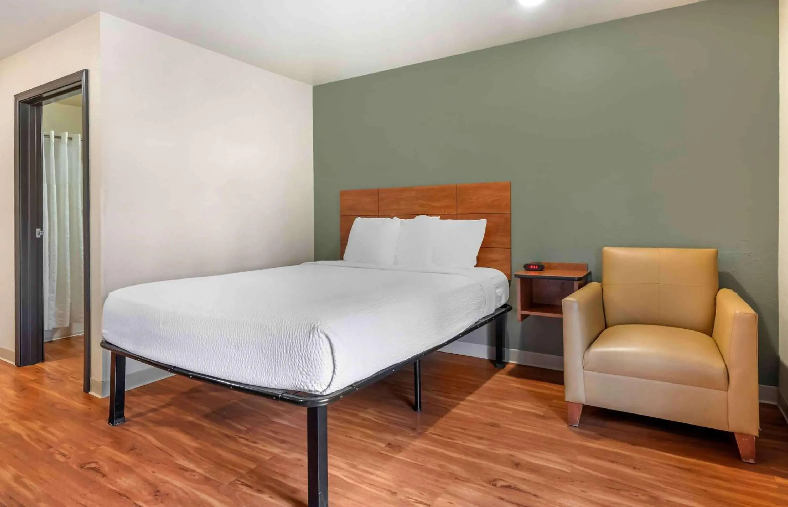 Bedroom, Bed in Extended Stay America Select Suites - Lake Worth