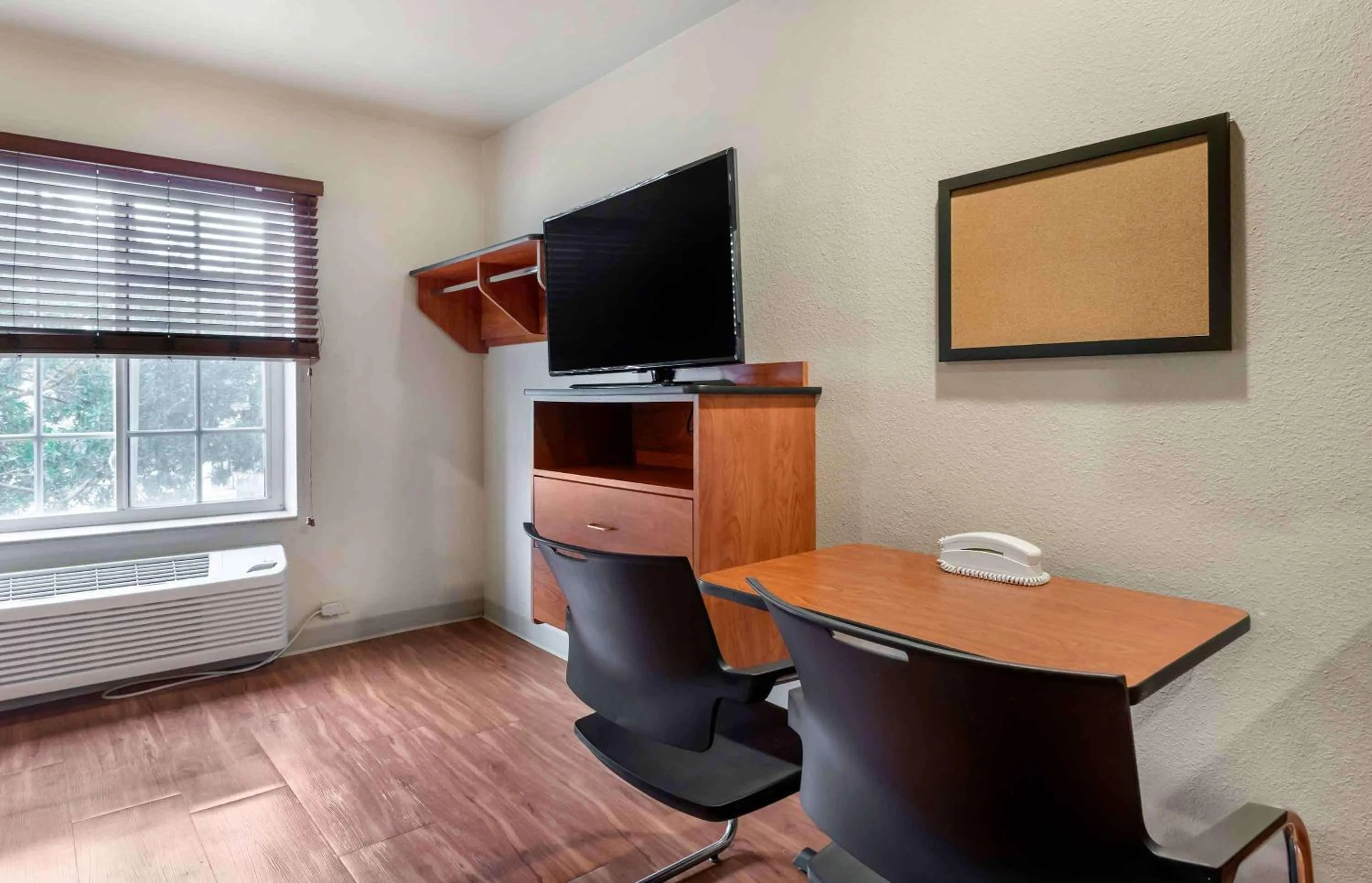 Bedroom in Extended Stay America Select Suites - Lake Worth