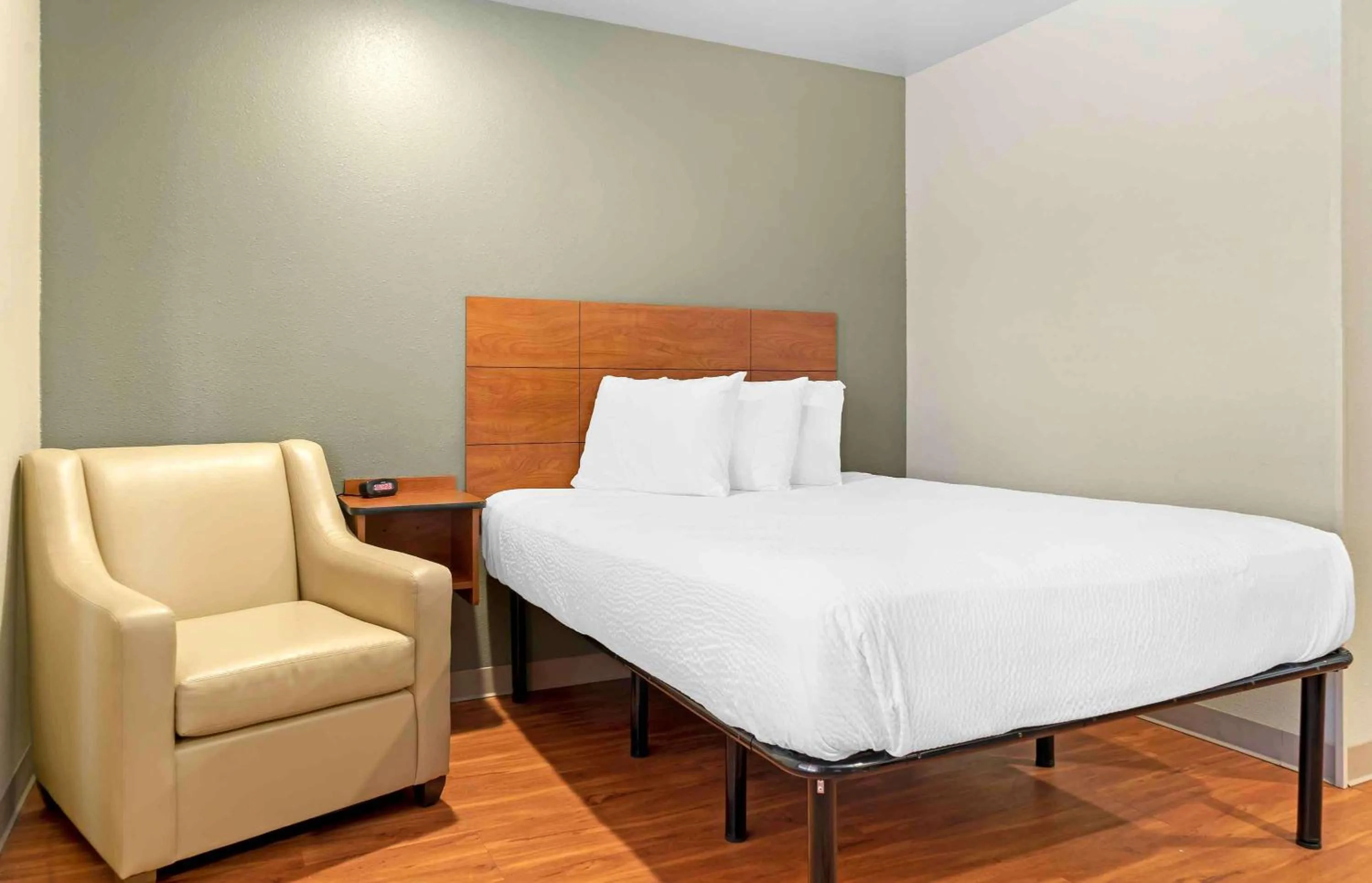Bedroom, Bed in Extended Stay America Select Suites - Grand Rapids - Wyoming