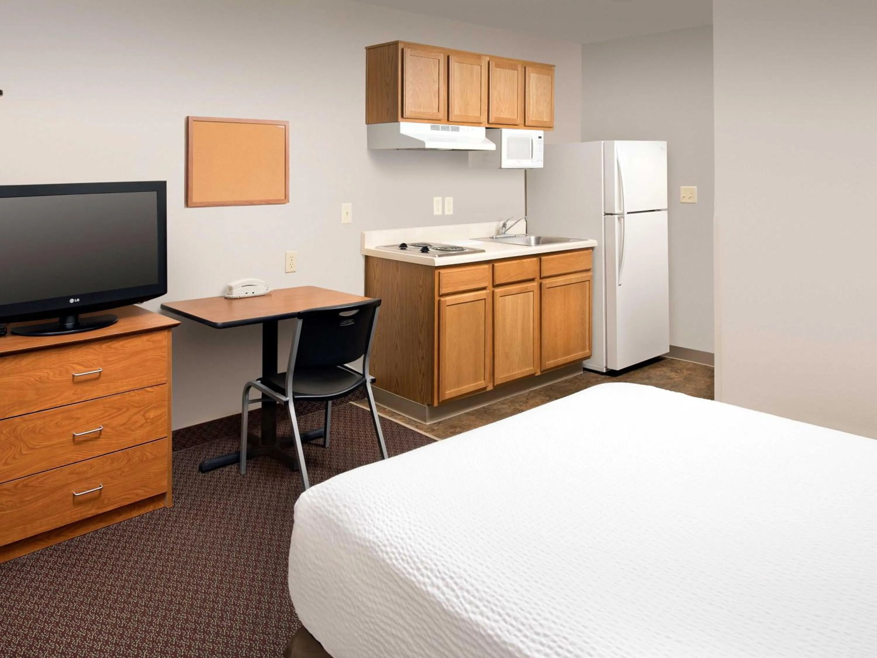 Bed in Extended Stay America Select Suites - Kalamazoo - West