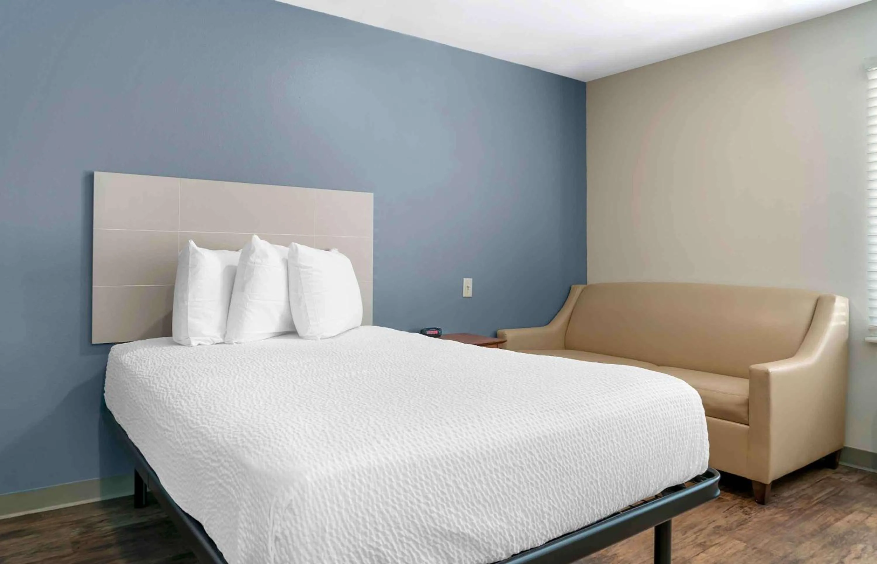 Bedroom, Bed in Extended Stay America Select Suites - Kalamazoo - West