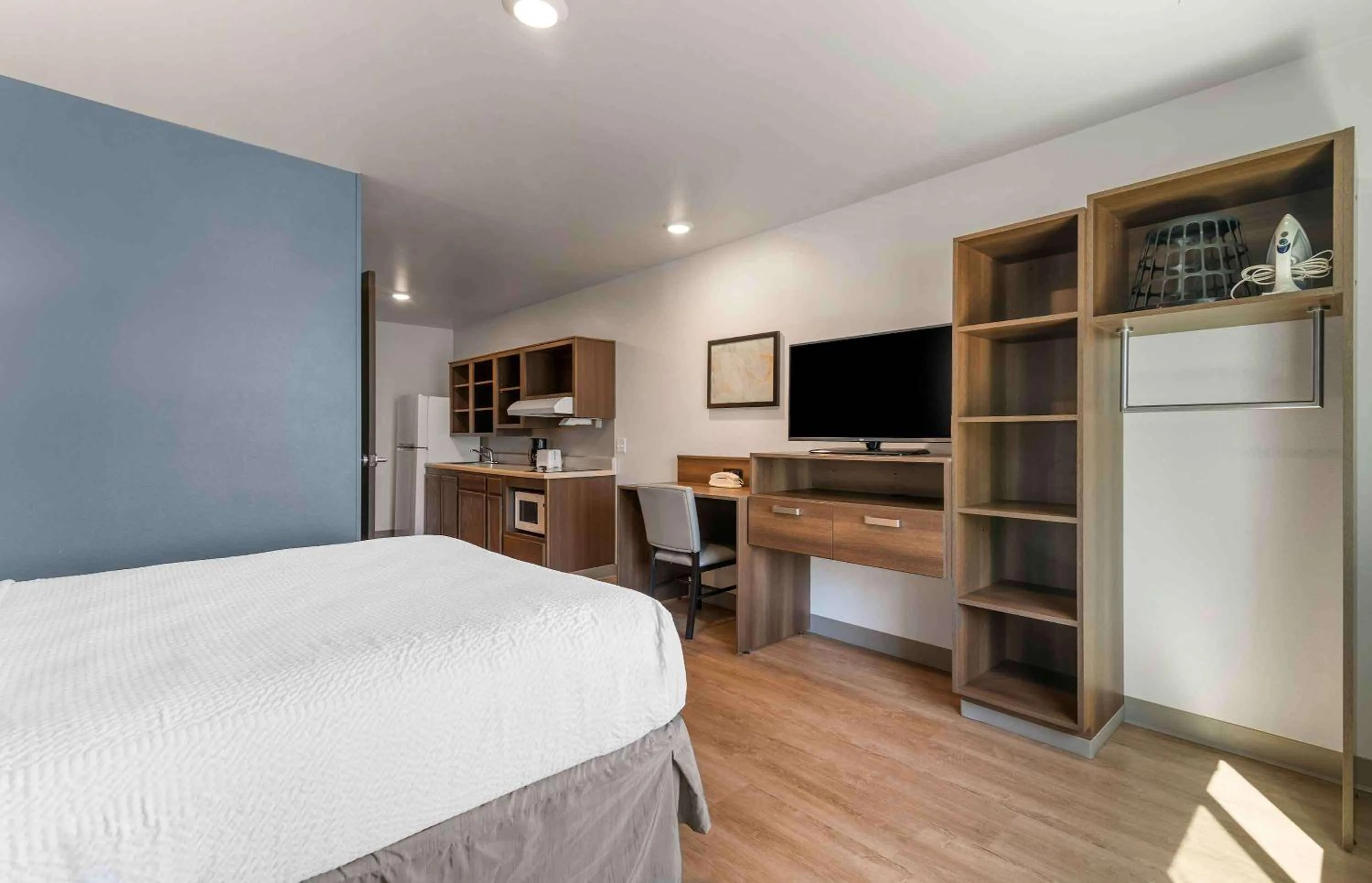 Bedroom, Bed in Extended Stay America Suites - Nashua - Merrimack