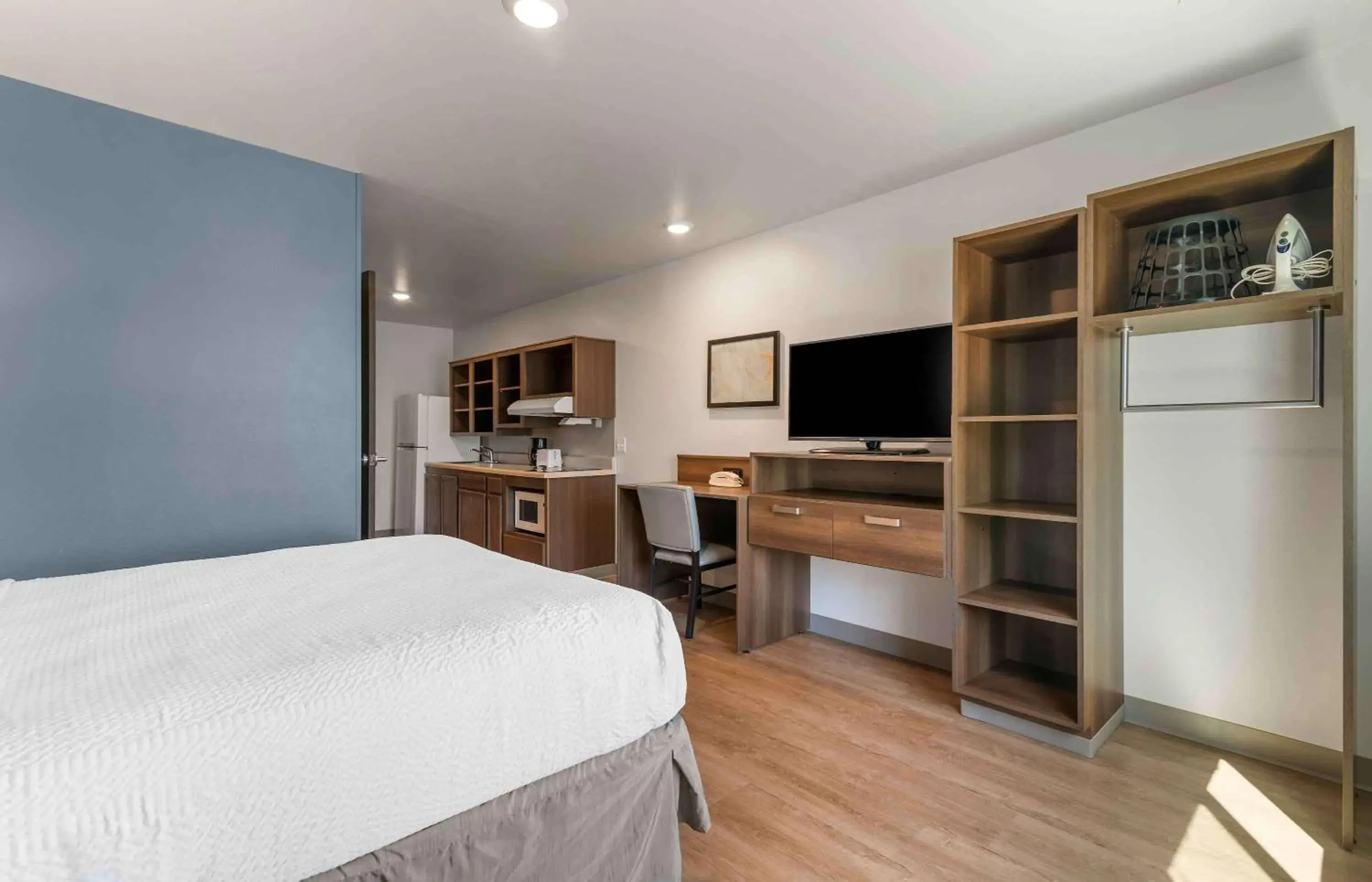 Bedroom, Bed in Extended Stay America Suites - Nashua - Merrimack Bedroom, Bed in Extended Stay America Suites - Nashua - Merrimack