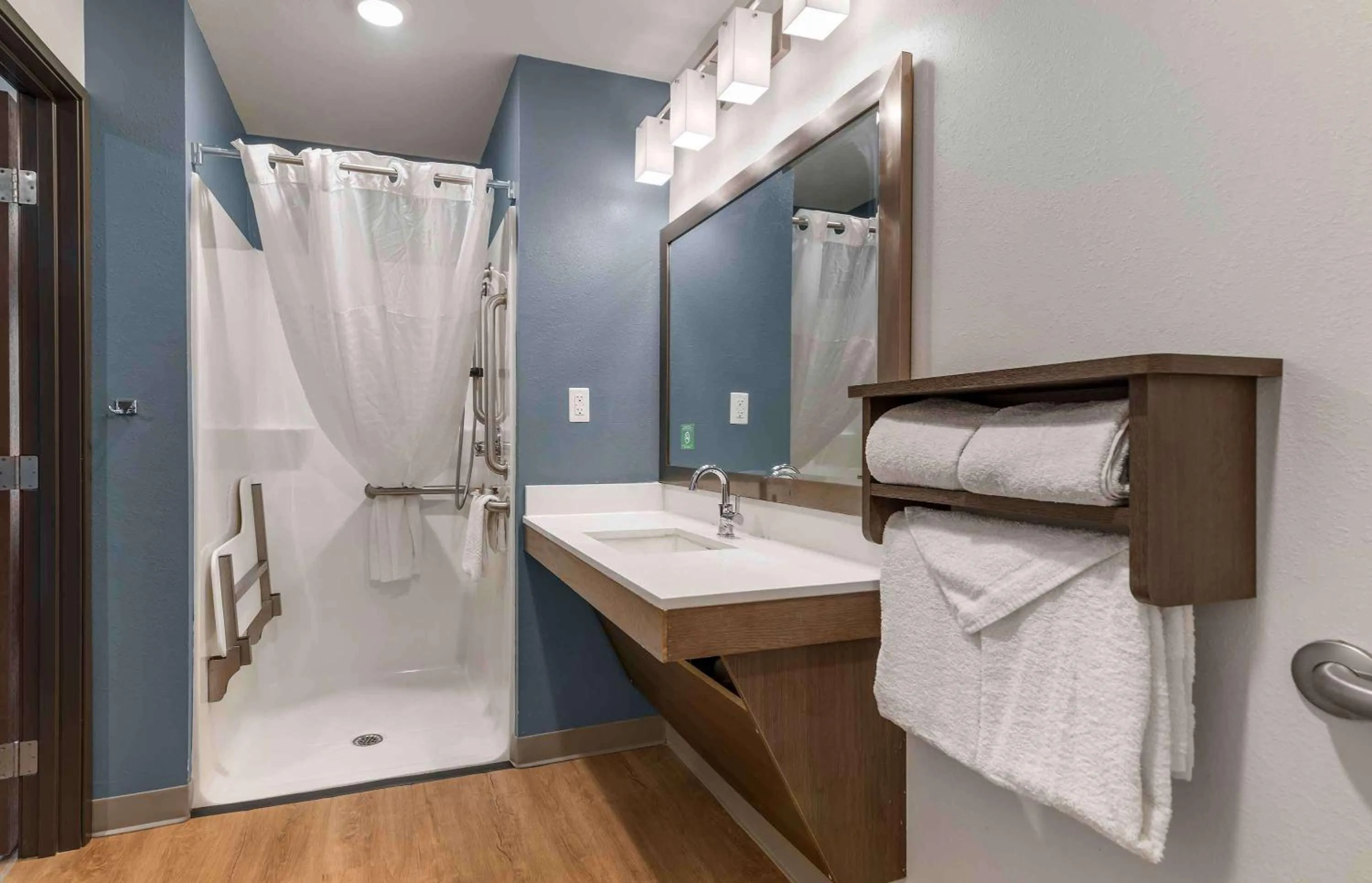 Bathroom, Bed in Extended Stay America Suites - Nashua - Merrimack