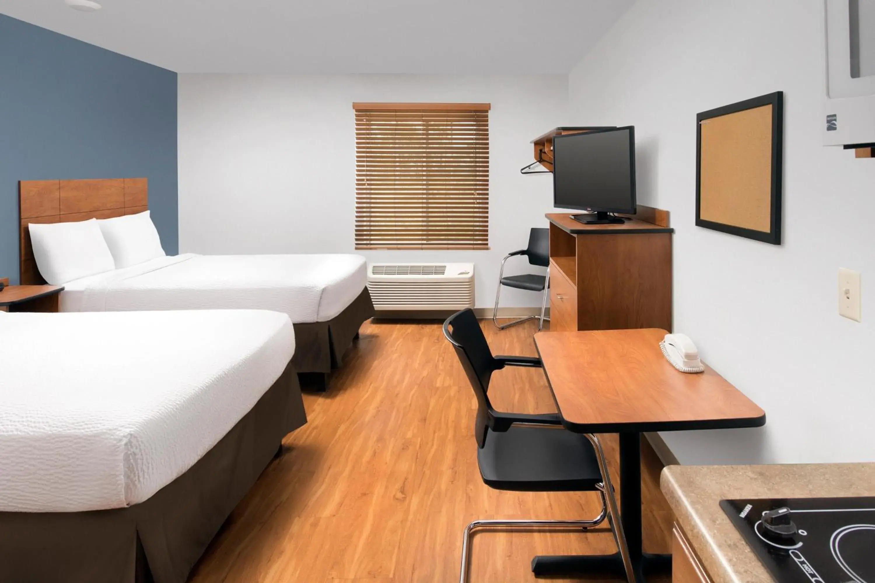 Bed in Extended Stay America Select Suites - Cleveland - Airport