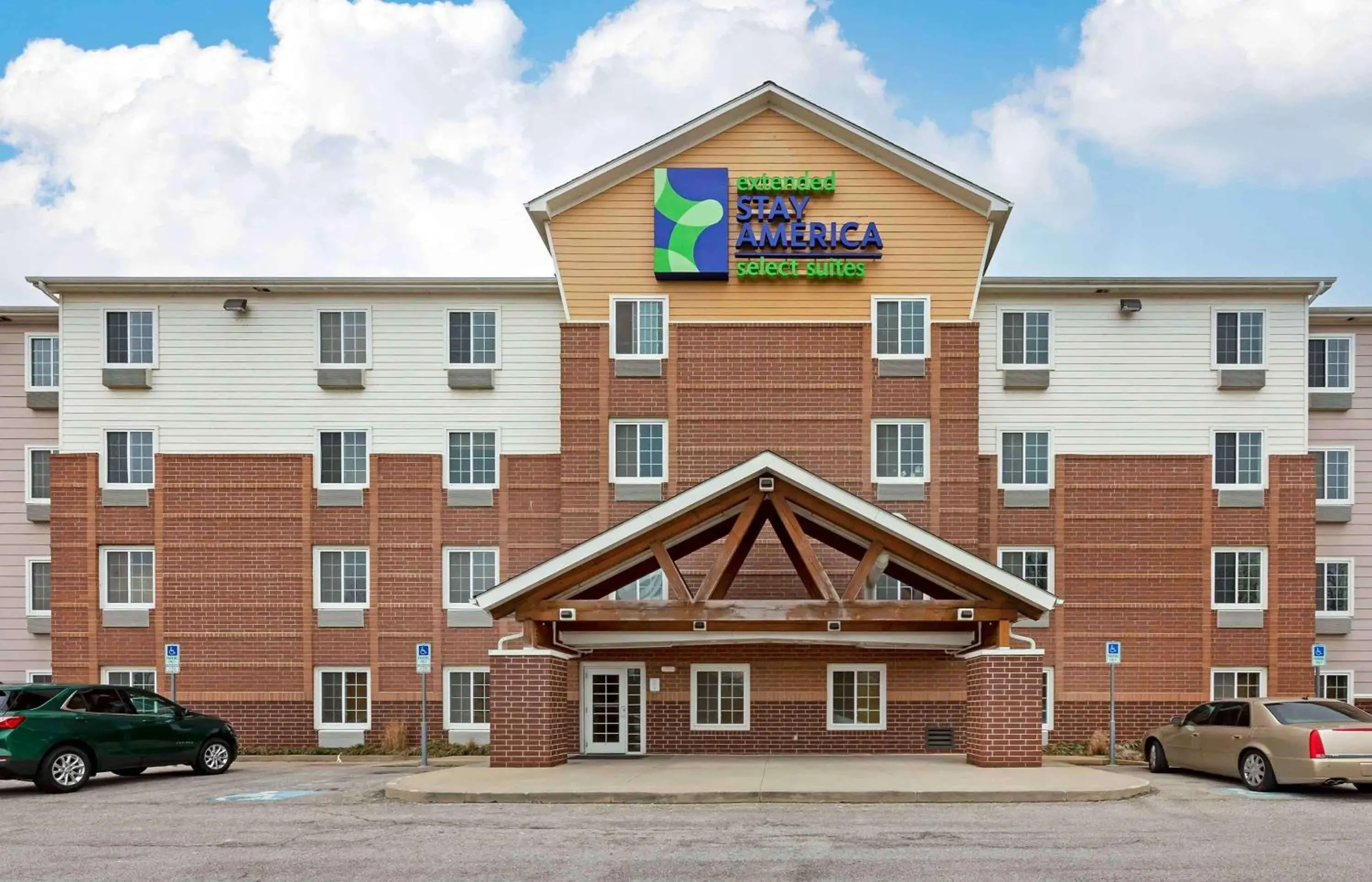 Property building in Extended Stay America Select Suites - Cleveland - Airport Property building in Extended Stay America Select Suites - Cleveland - Airport