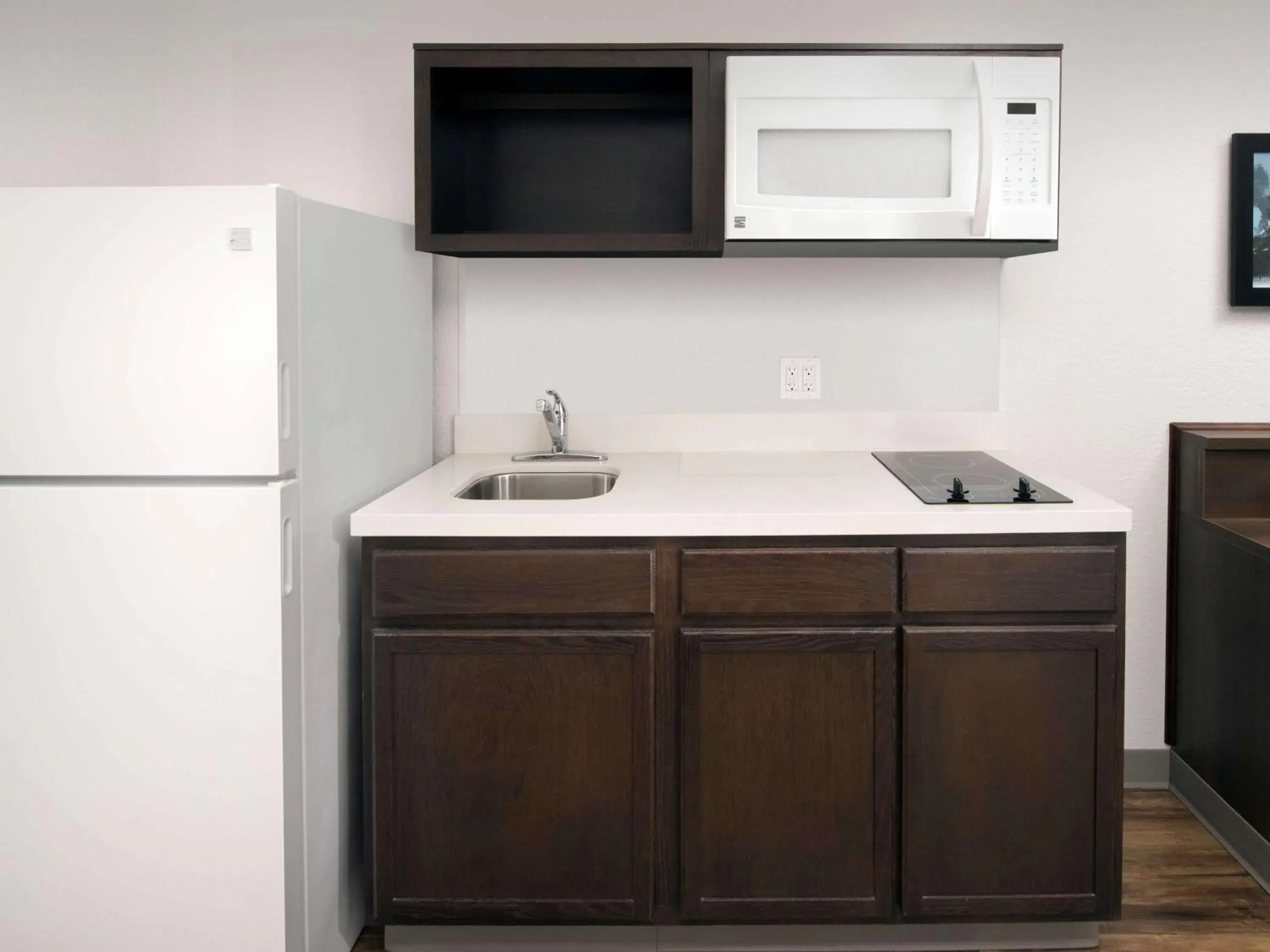Bedroom, Kitchen/Kitchenette in Extended Stay America Select Suites - Cleveland - Airport
