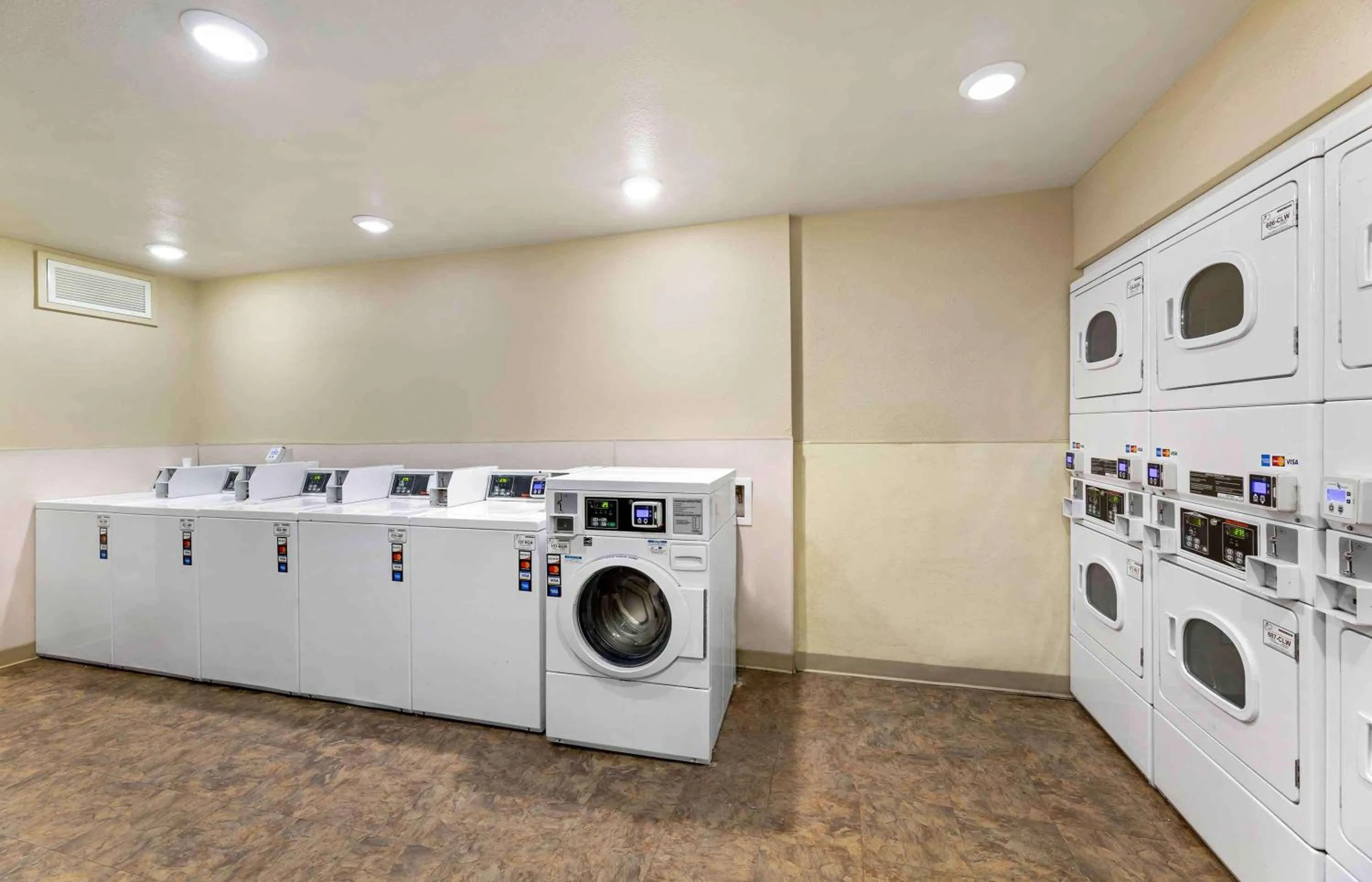 Property building in Extended Stay America Select Suites - Cleveland - Airport