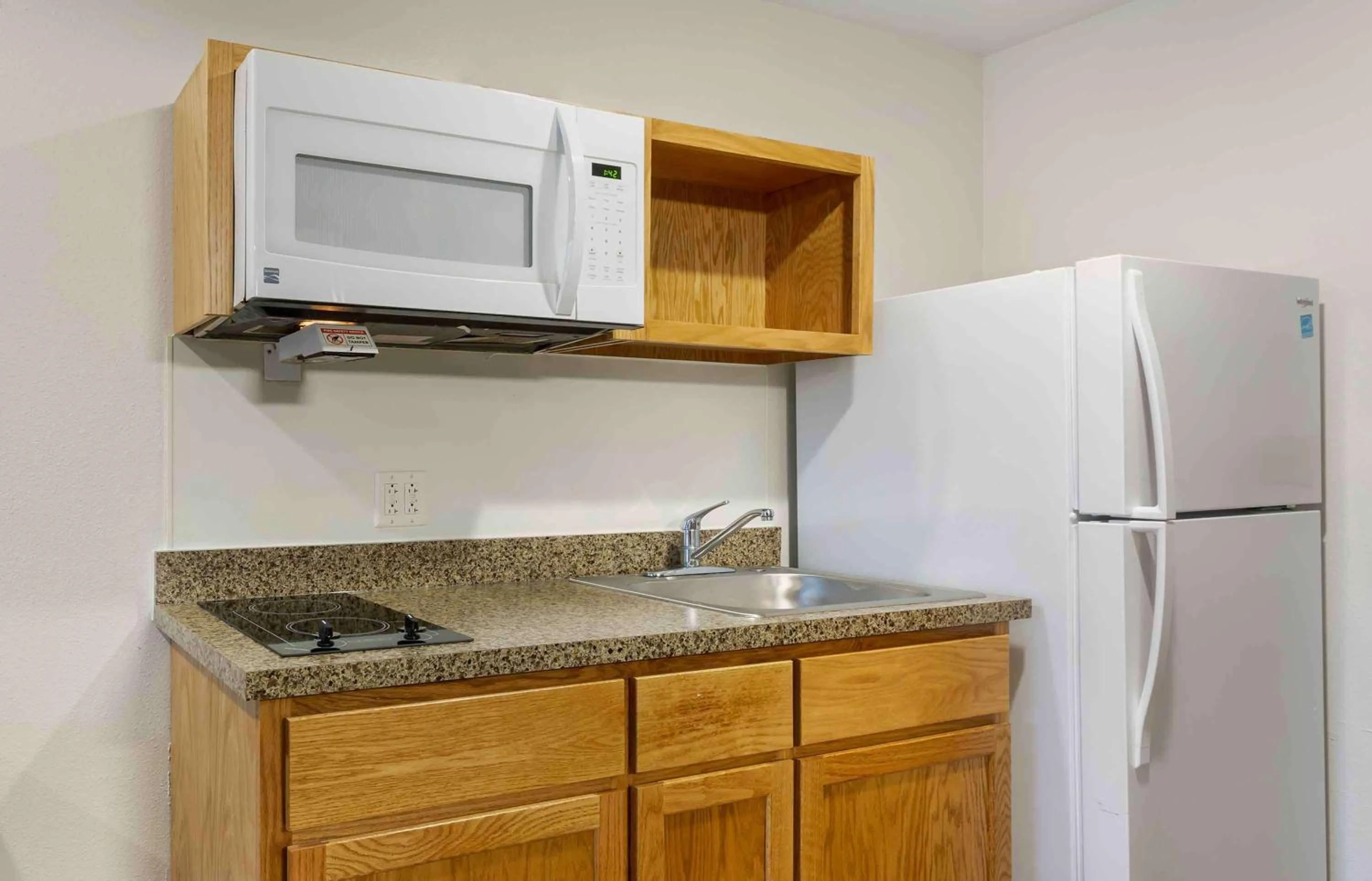 Kitchen or kitchenette in Extended Stay America Select Suites - Cleveland - Airport