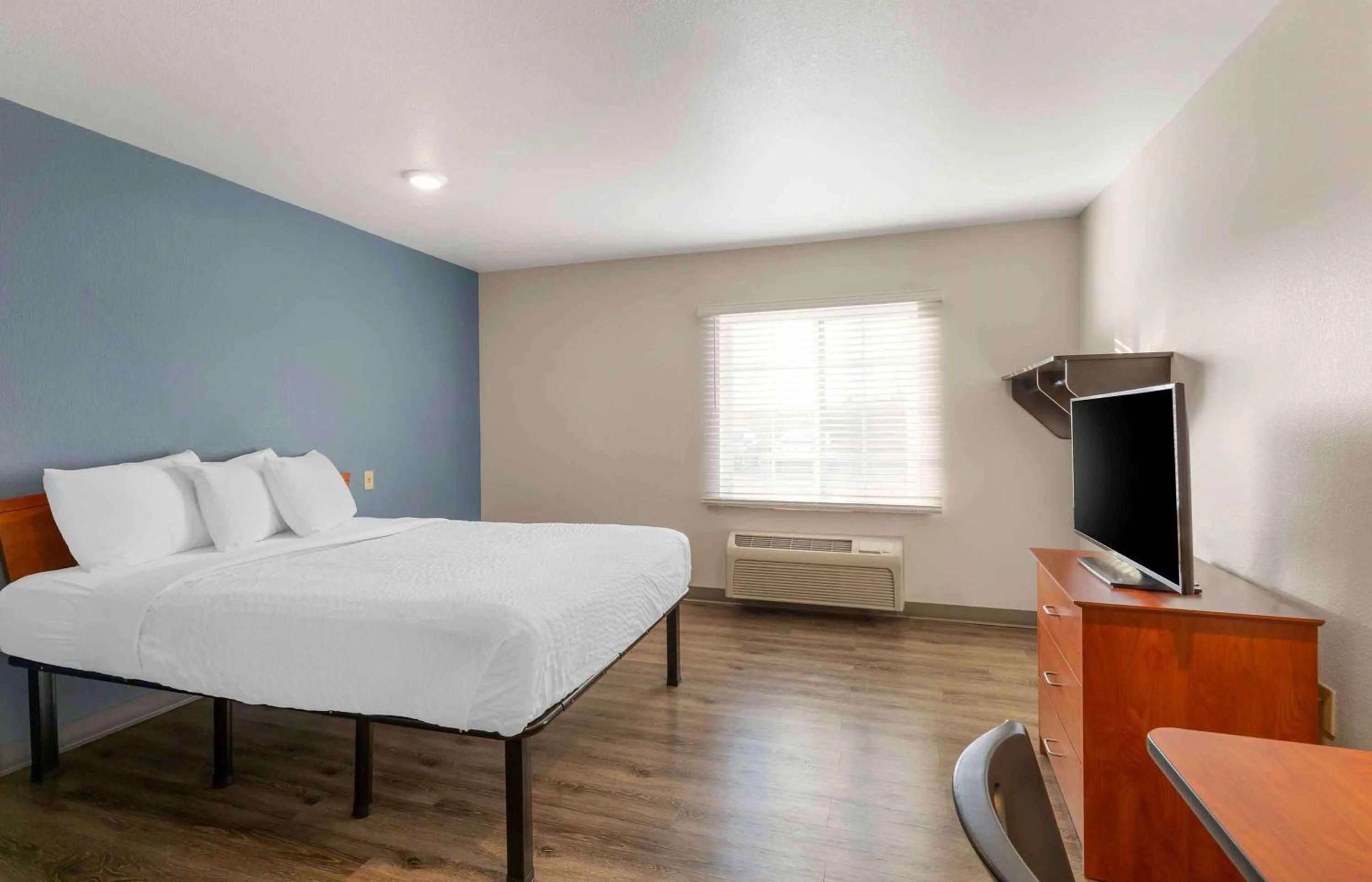 Bedroom, Bed in Extended Stay America Select Suites - Cleveland - Airport