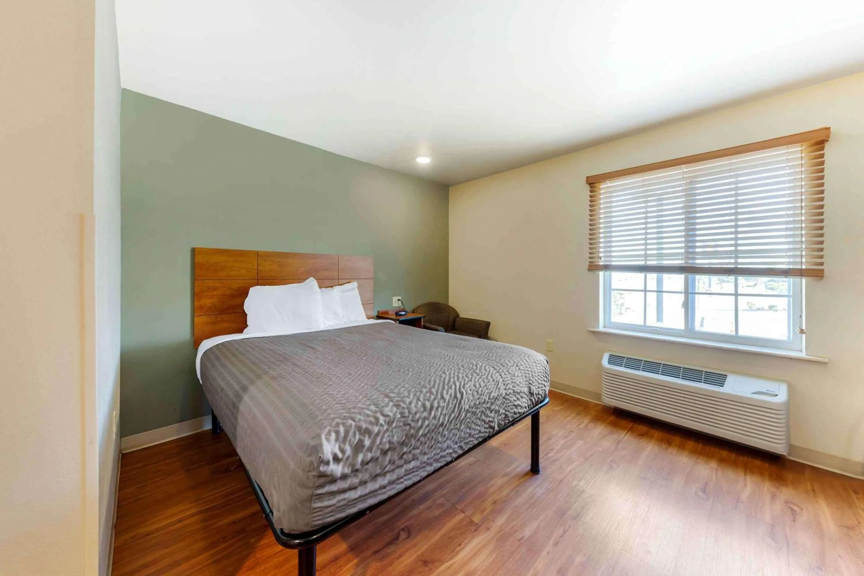 Bedroom, Bed in Extended Stay America Select Suites - Oklahoma City - West