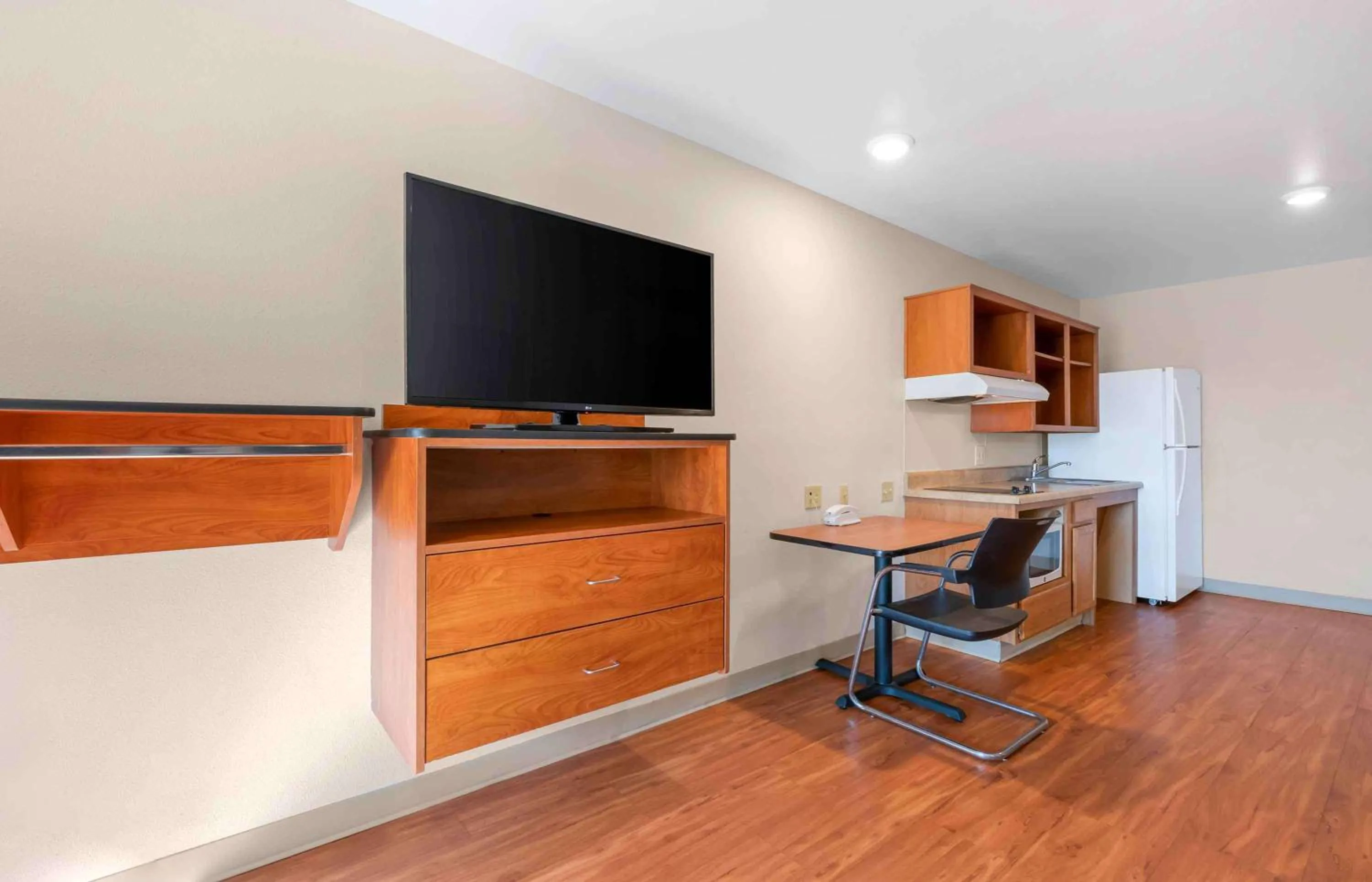 Bedroom in Extended Stay America Select Suites - Jacksonville - North