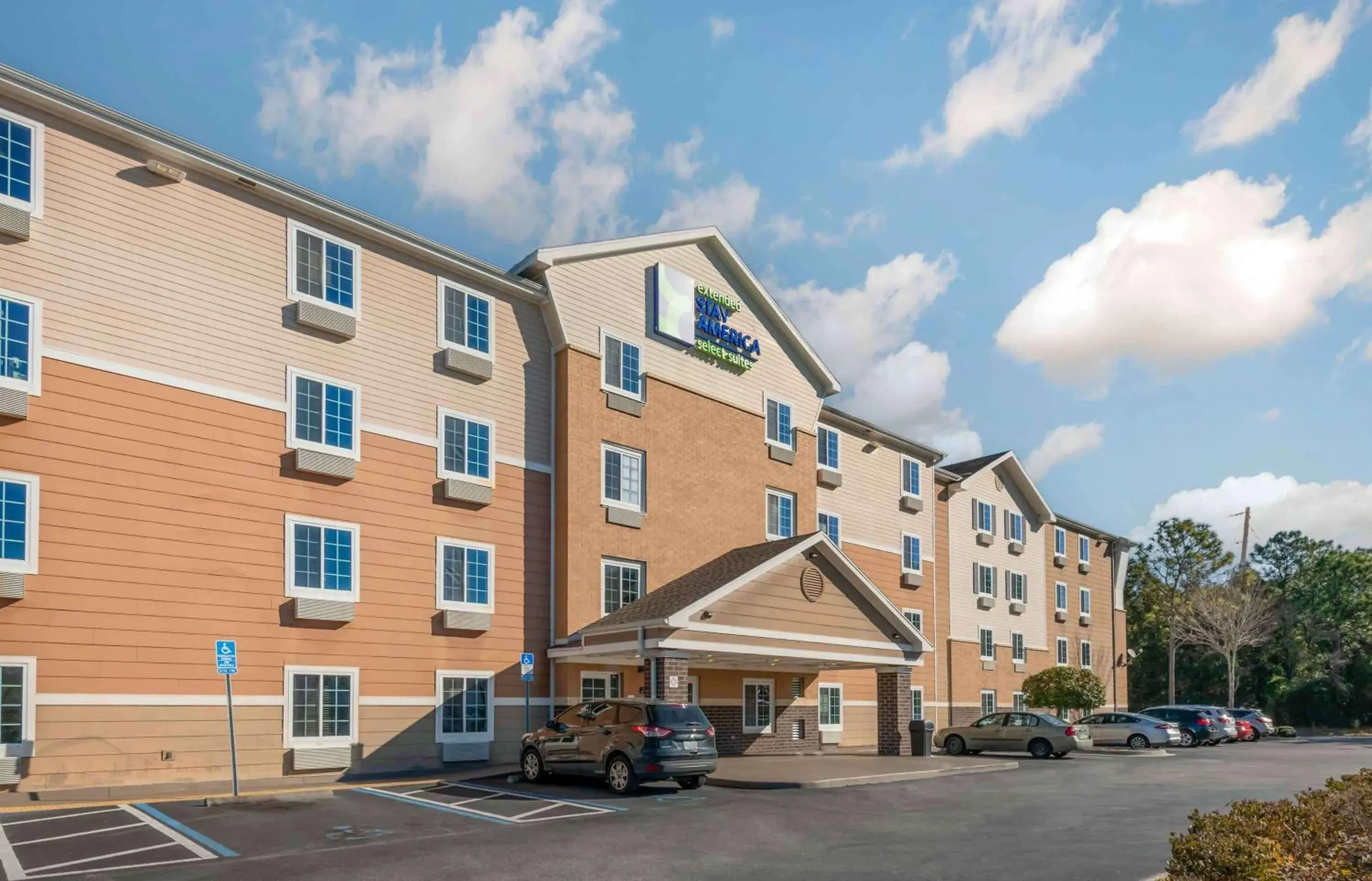 Property building in Extended Stay America Select Suites - Jacksonville - North Property building in Extended Stay America Select Suites - Jacksonville - North