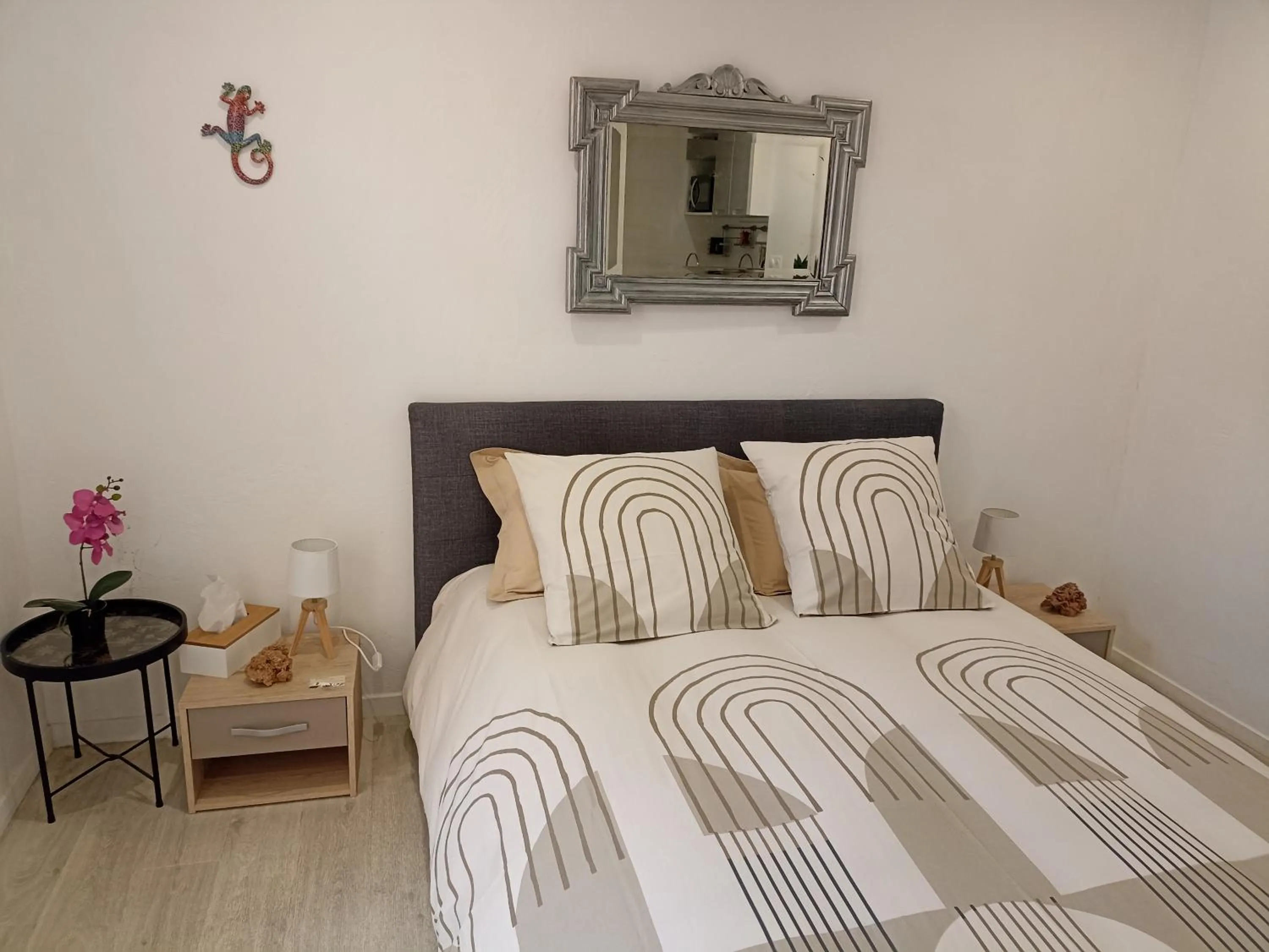 Photo of the whole room, Bed in " LE CHABASSOLE " CHAMBRES D'HÔTES - GORGES du VERDON