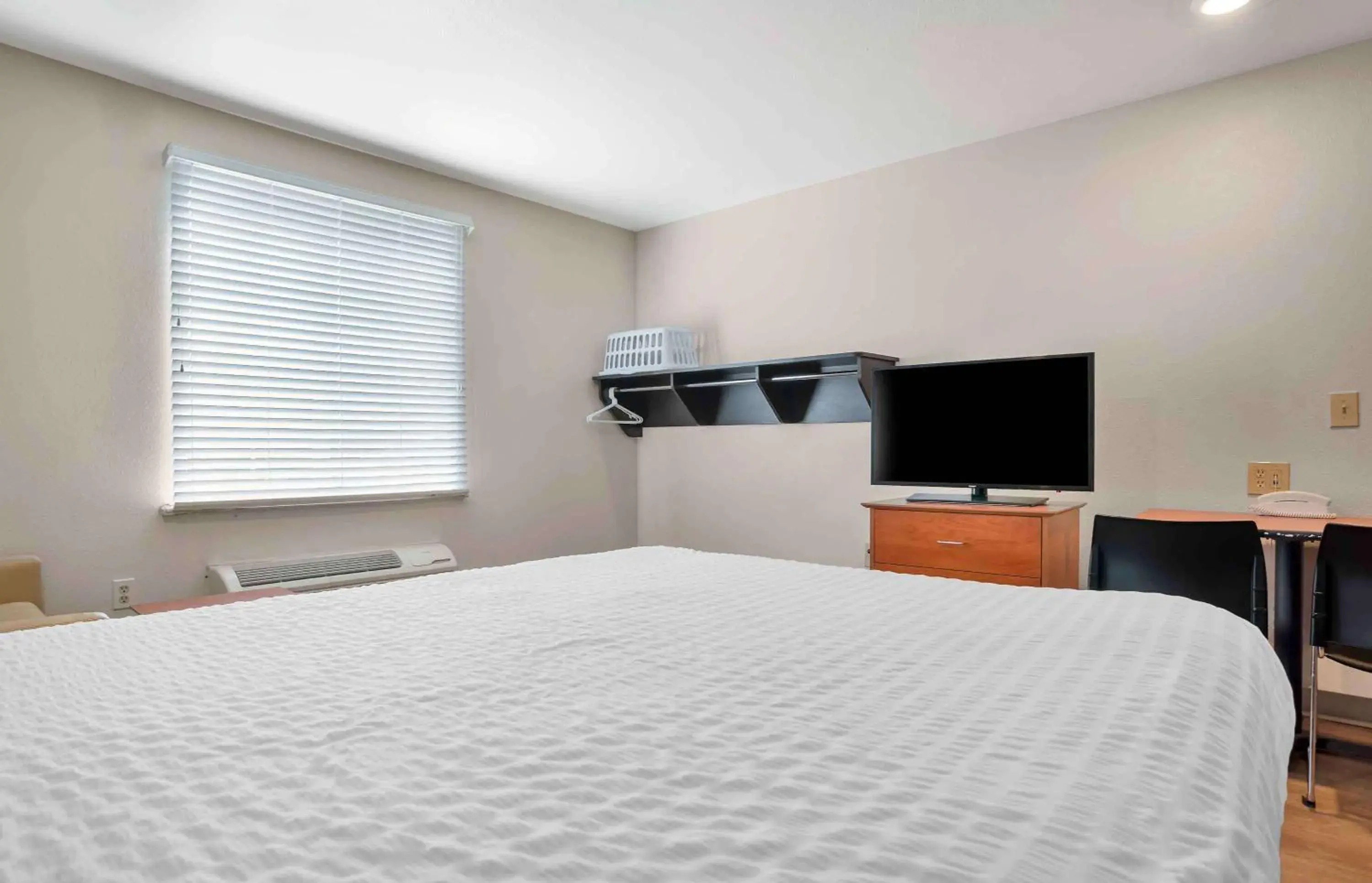 Bedroom, Bed in Extended Stay America Select Suites - Gulfport