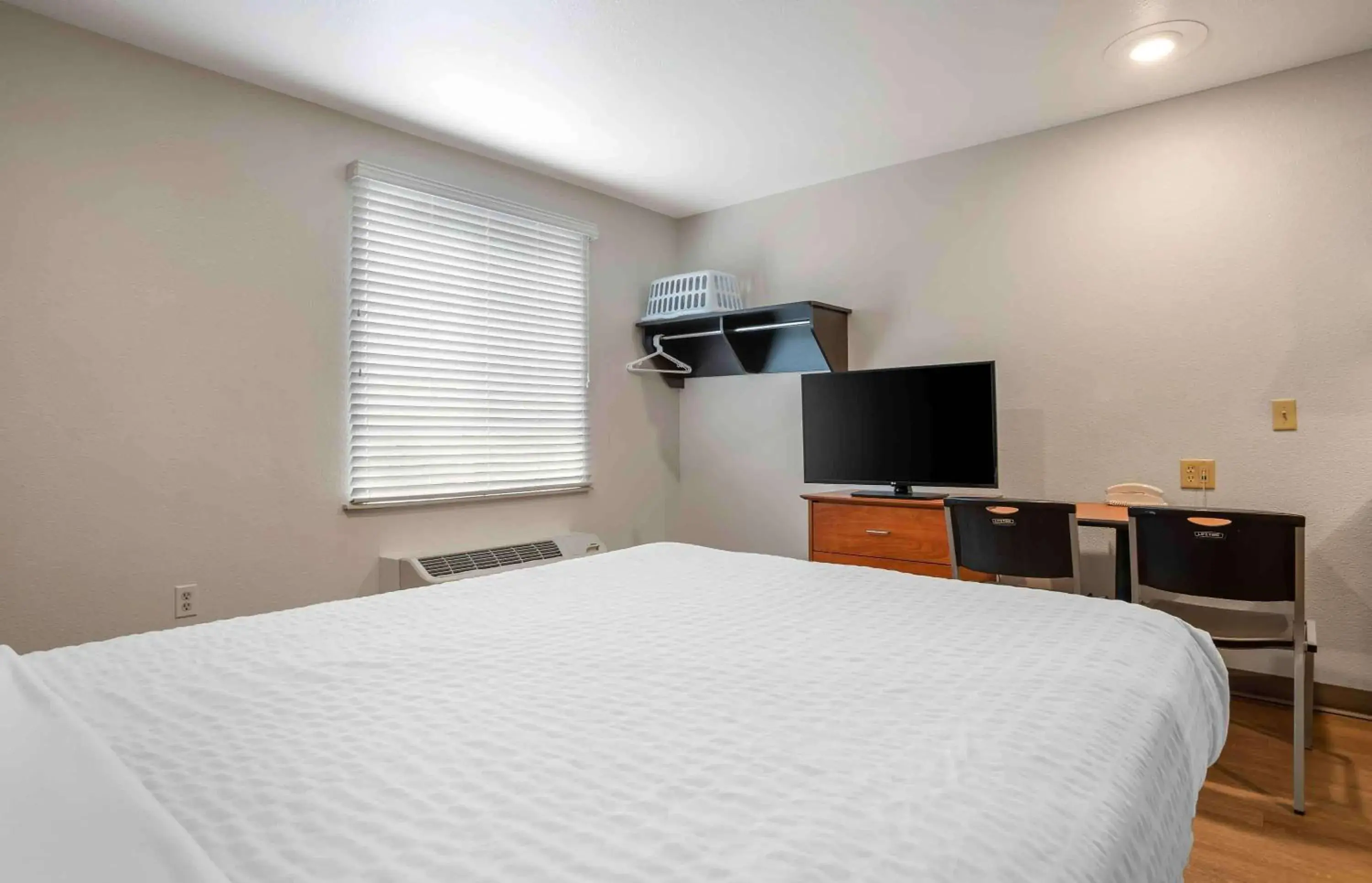 Bedroom, Bed in Extended Stay America Select Suites - Gulfport