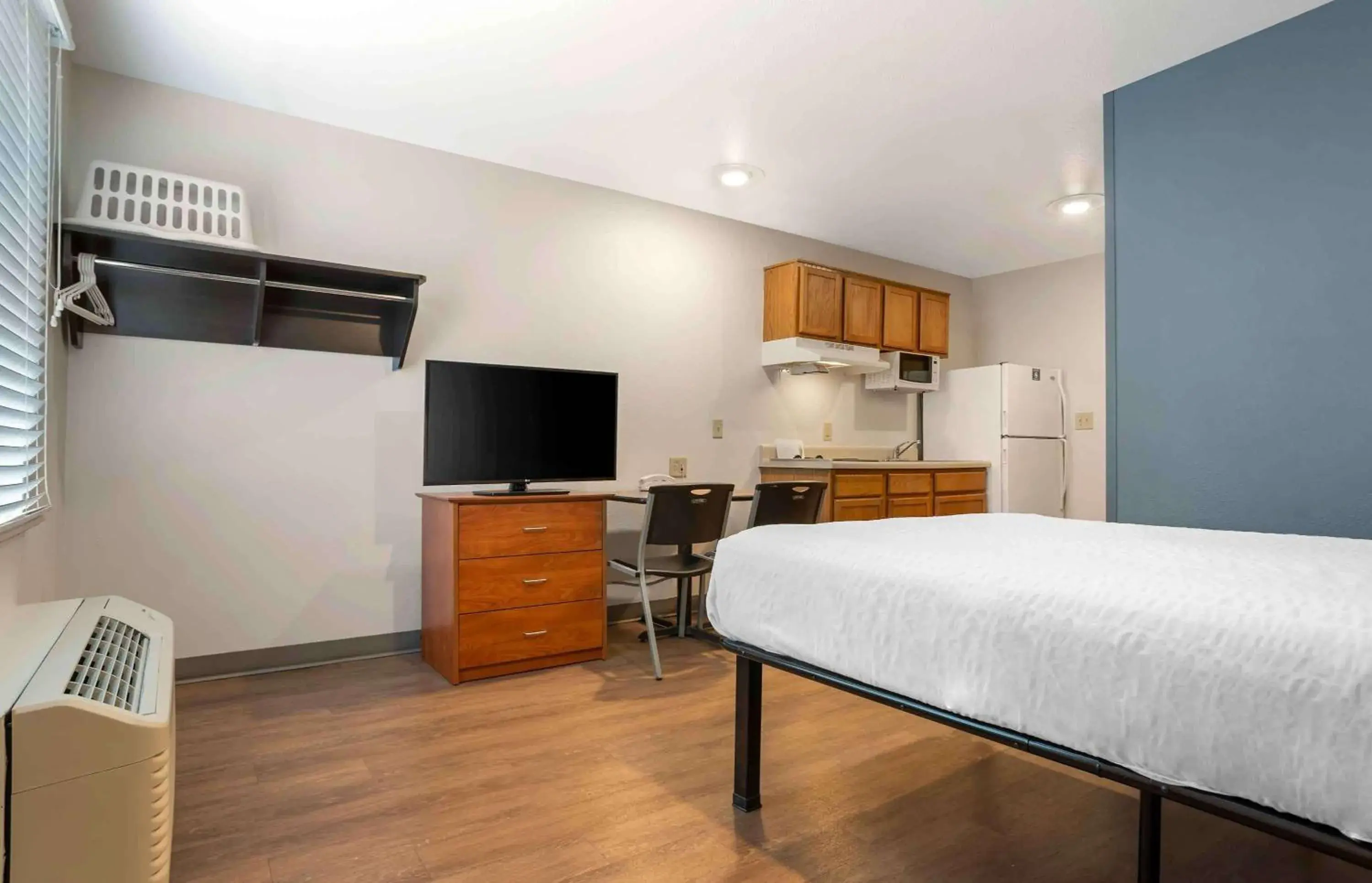 Bedroom, Bed in Extended Stay America Select Suites - Gulfport