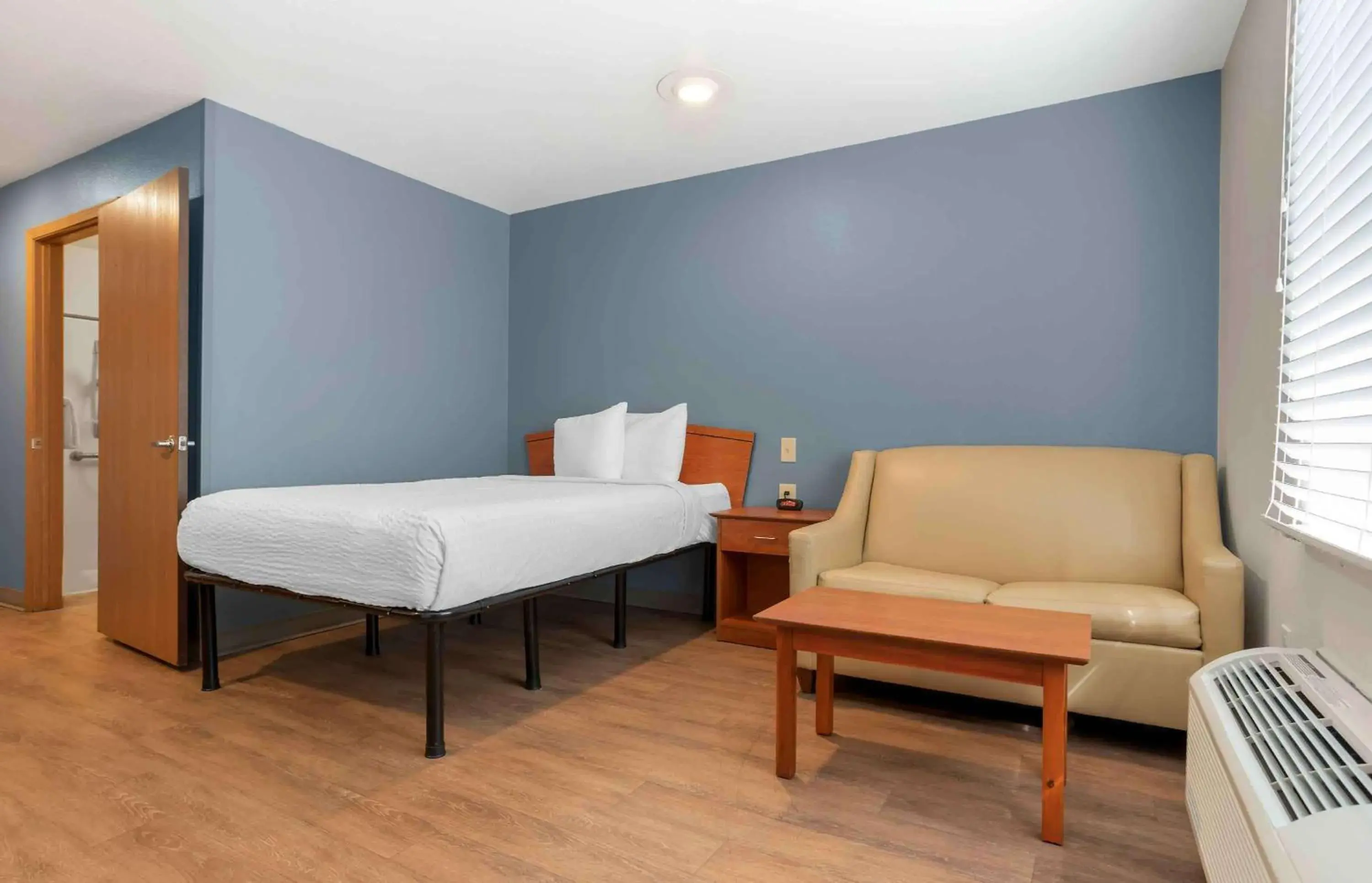 Bedroom, Bed in Extended Stay America Select Suites - Gulfport