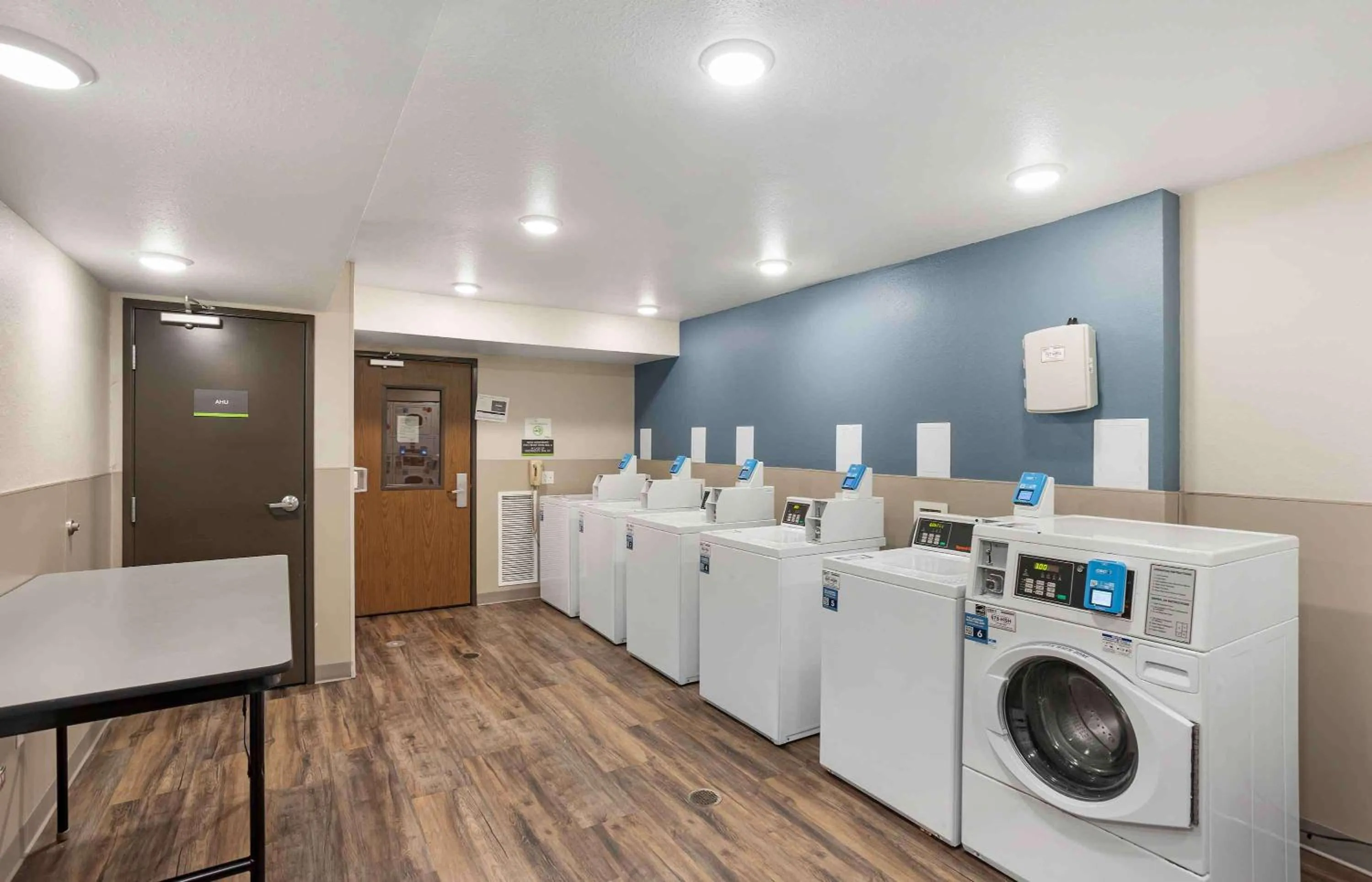 Property building in Extended Stay America Suites - Philadelphia - Plymouth Meeting - West