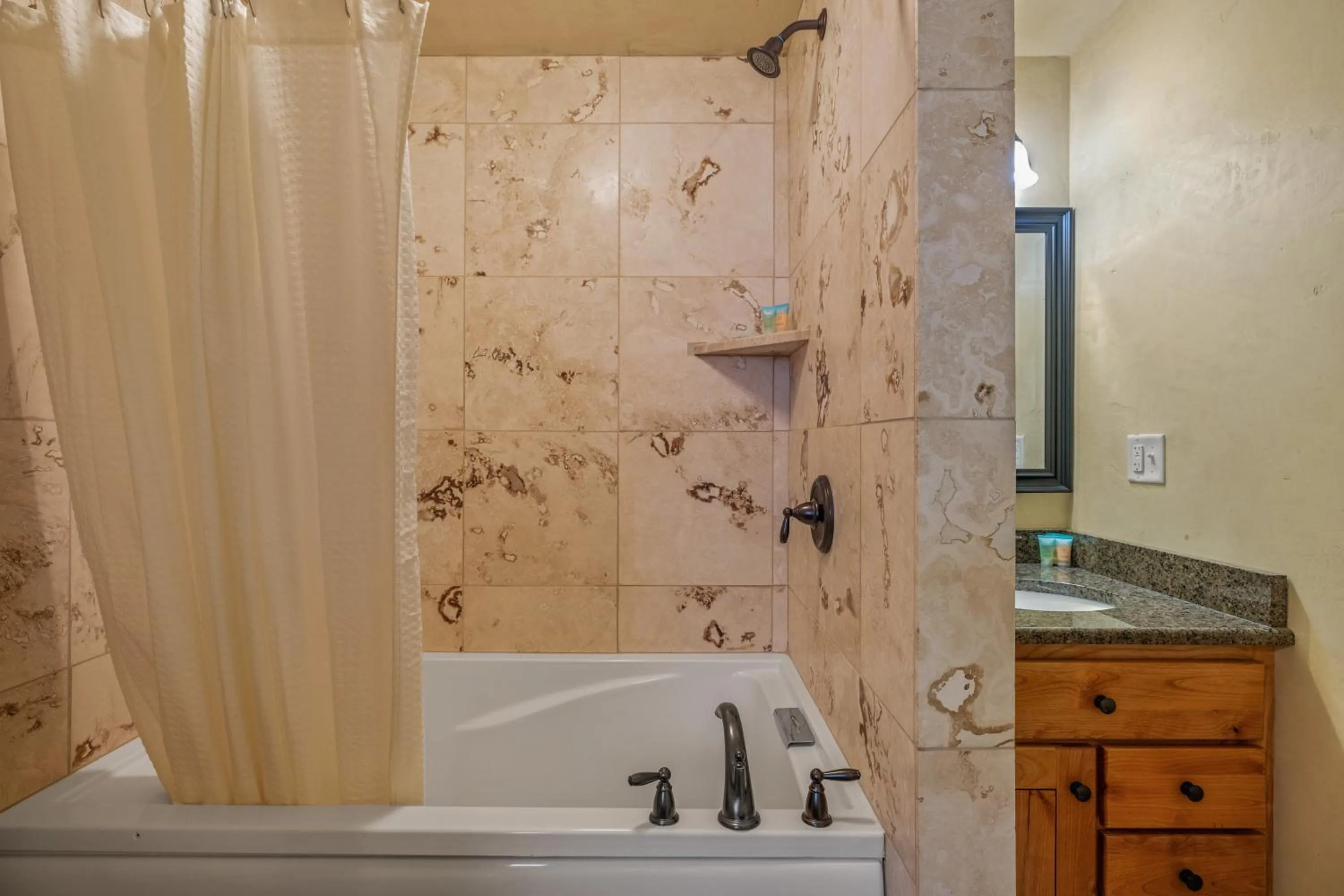 Liberty Lodge by KABINO Hot Tub Air Hockey 3 Living Rooms 7 bedrooms Boat Launch Reservoir ATV Snowmobile Trails WiFi