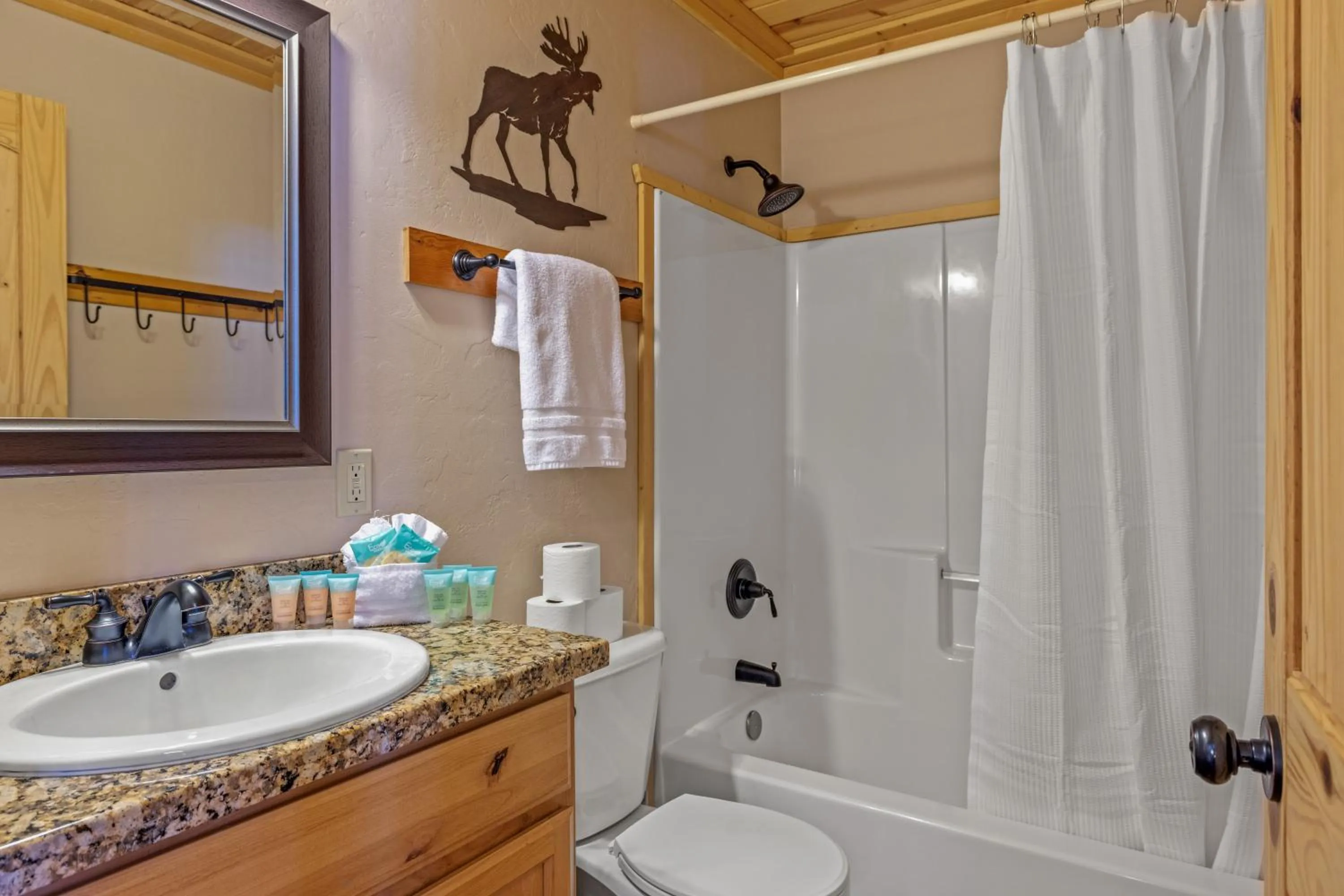 Liberty Lodge by KABINO Hot Tub Air Hockey 3 Living Rooms 7 bedrooms Boat Launch Reservoir ATV Snowmobile Trails WiFi