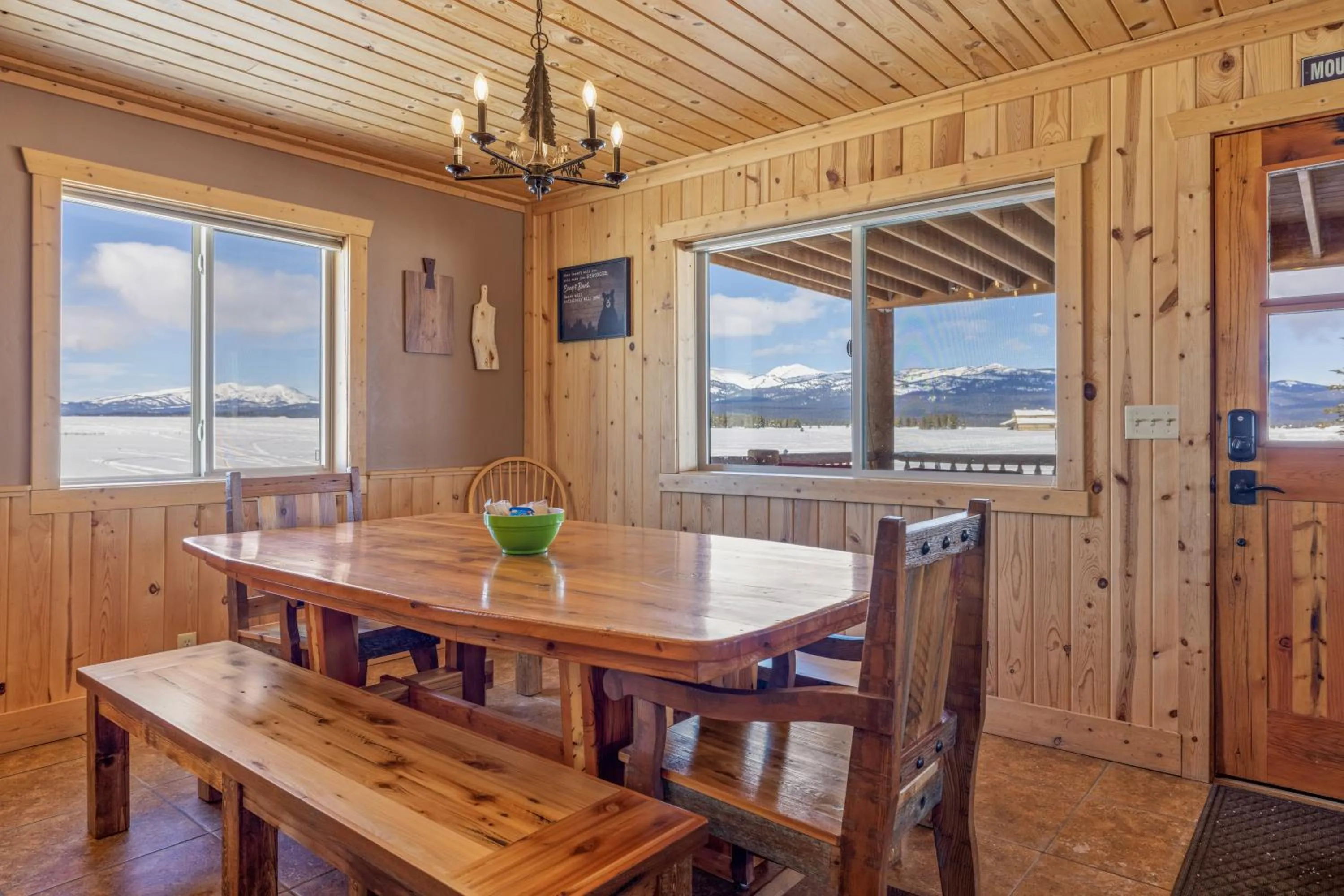 Liberty Lodge by KABINO Hot Tub Air Hockey 3 Living Rooms 7 bedrooms Boat Launch Reservoir ATV Snowmobile Trails WiFi