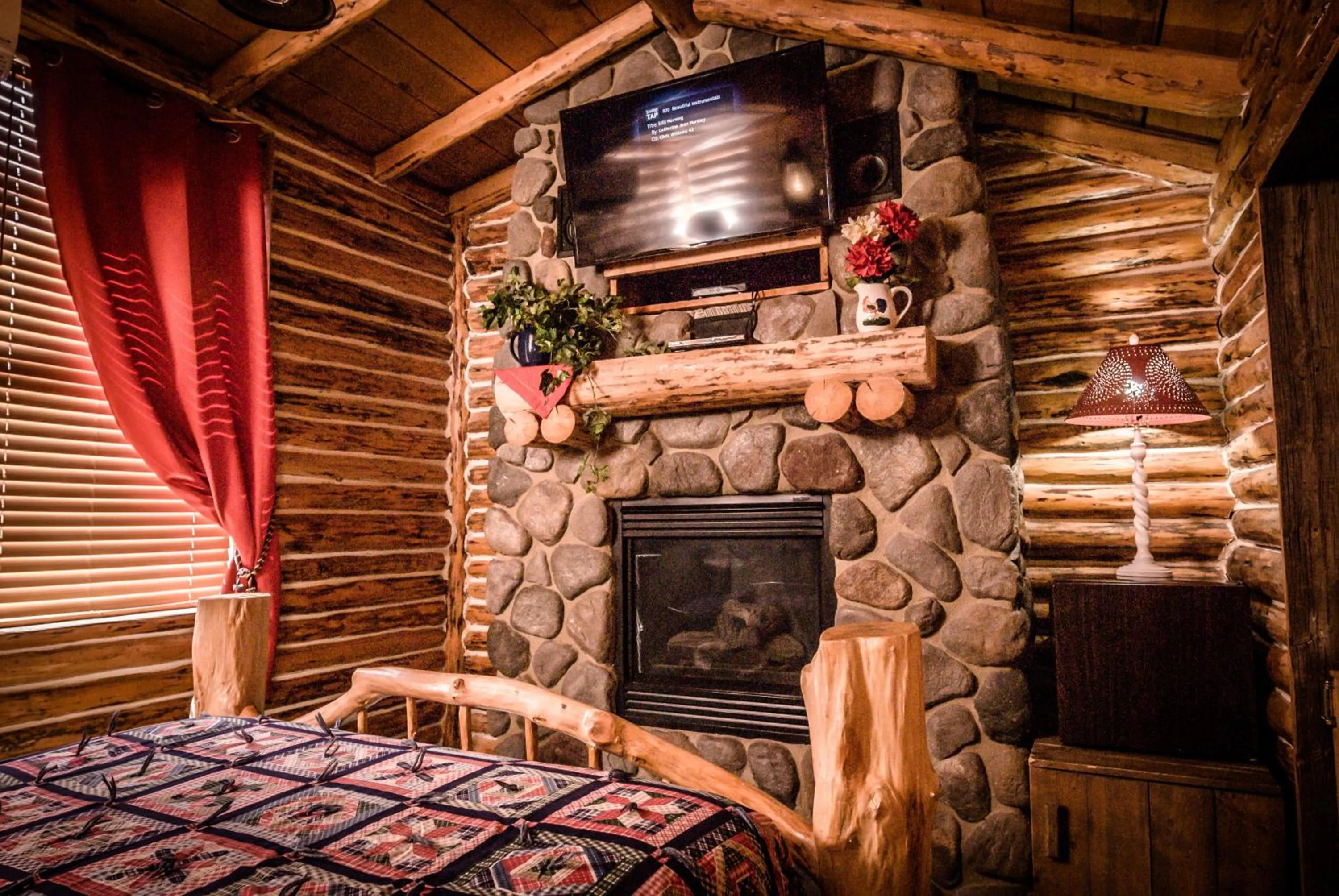 Bed in The Anniversary Inn - Fifth South