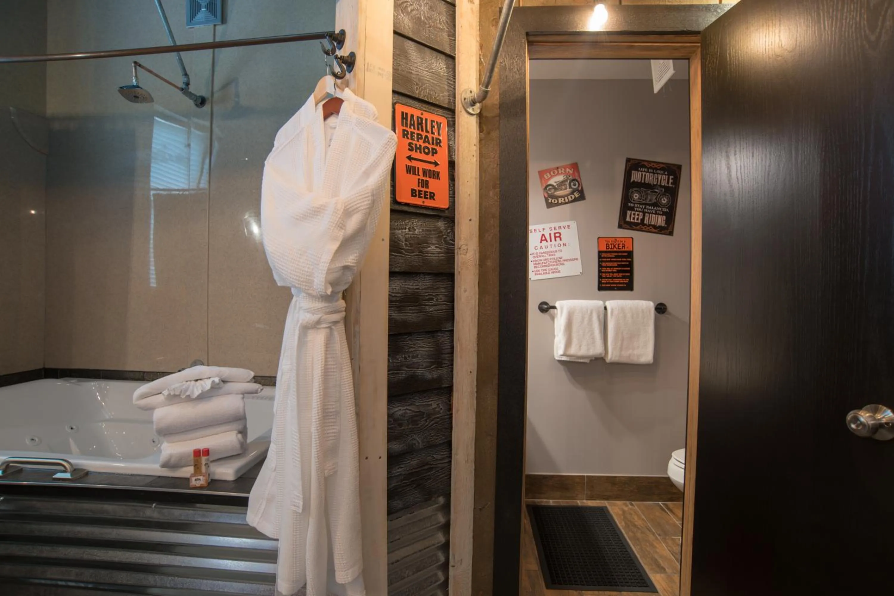 Bathroom, Bed in The Anniversary Inn - Fifth South