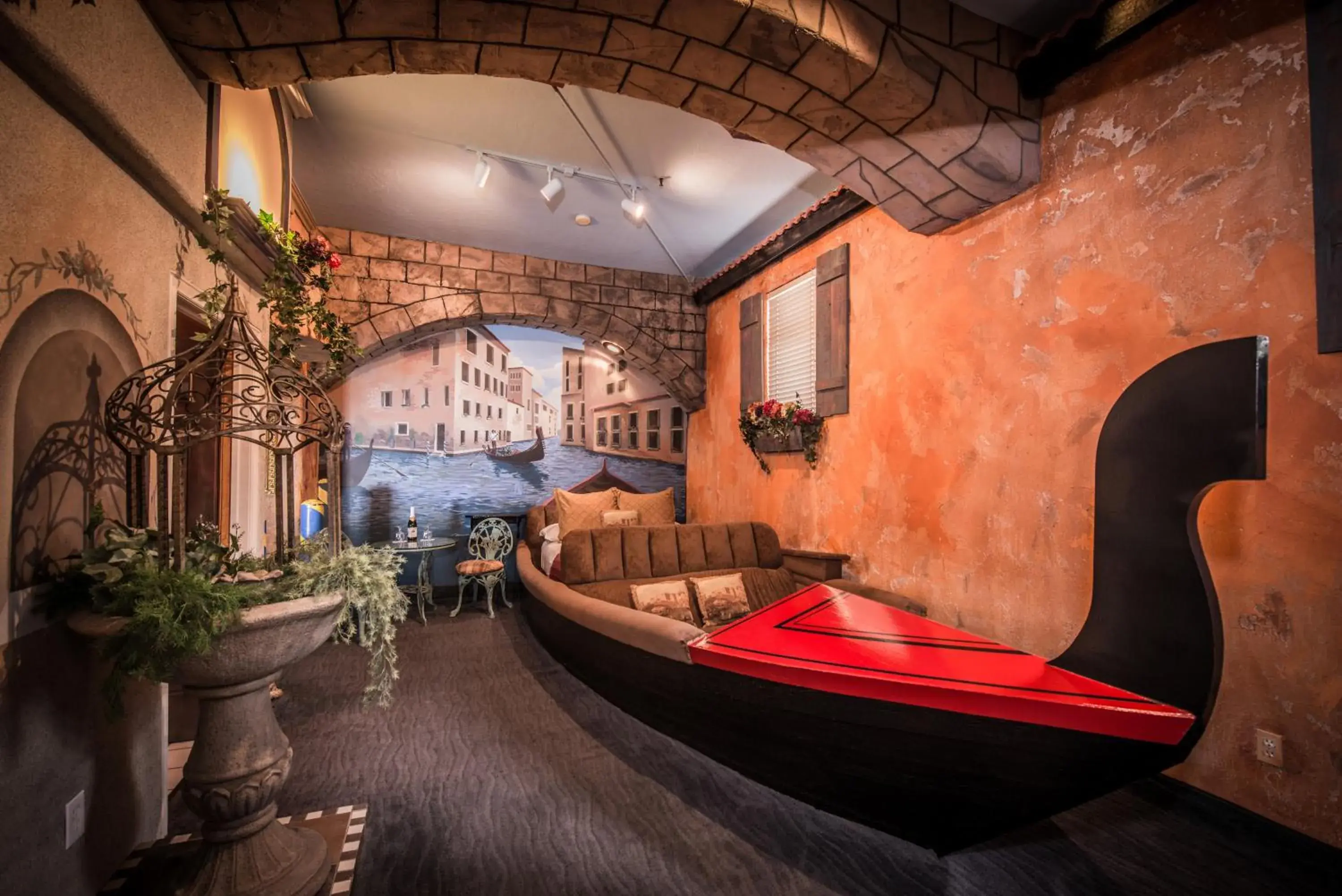 Deluxe Queen Room in The Anniversary Inn - Fifth South Deluxe Queen Room in The Anniversary Inn - Fifth South