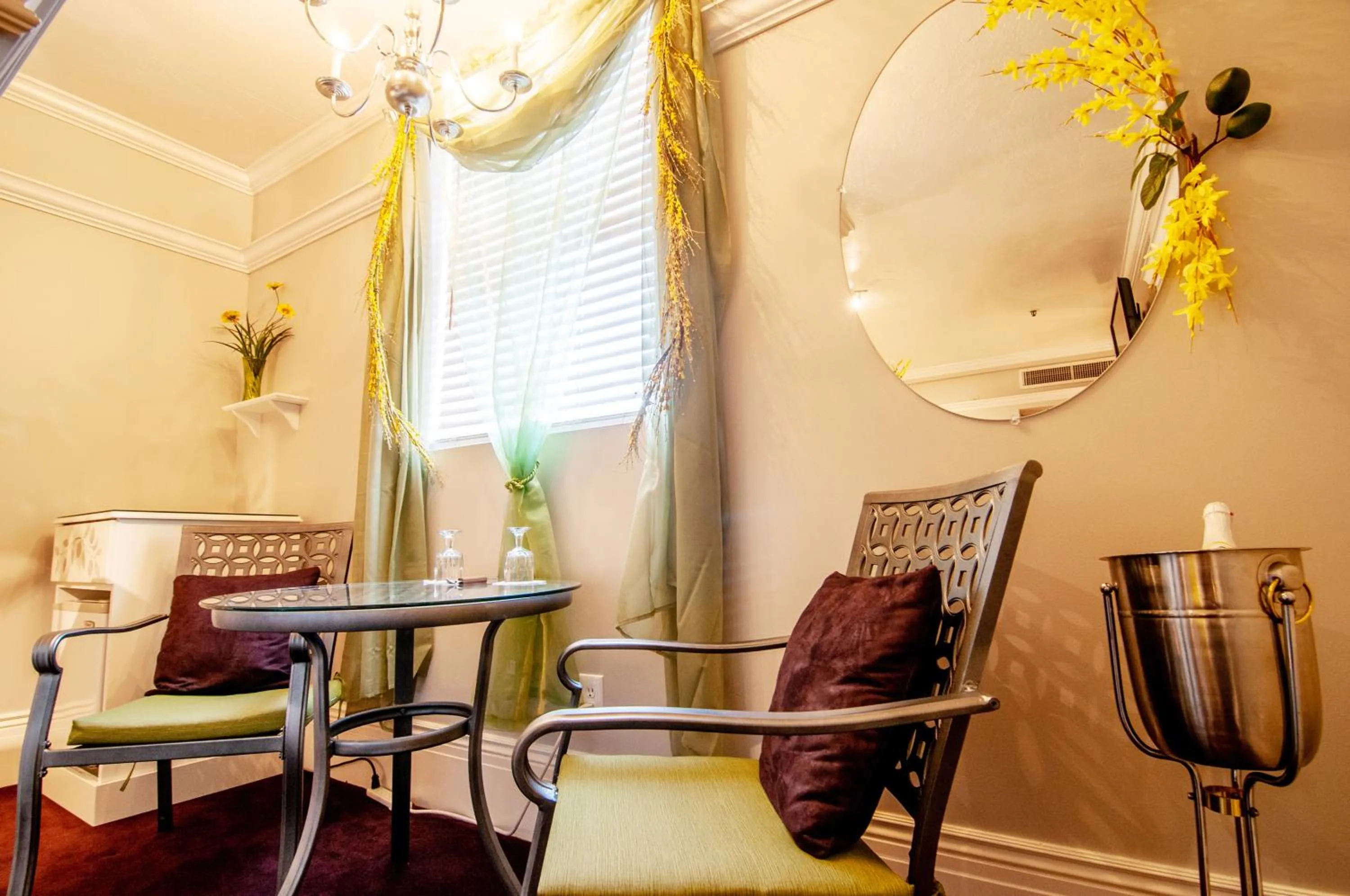 Seating area in The Anniversary Inn - Fifth South