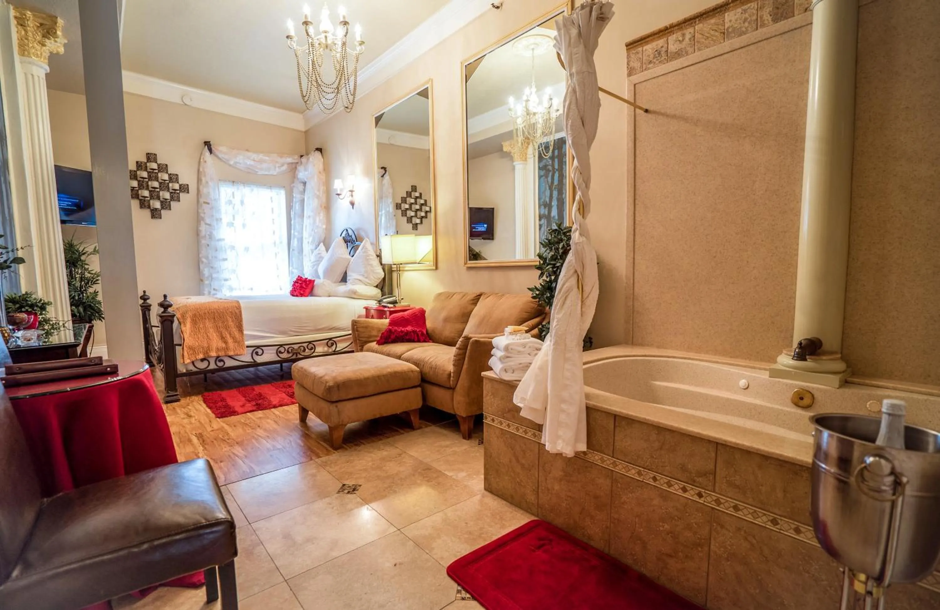 Photo of the whole room in The Anniversary Inn - Fifth South