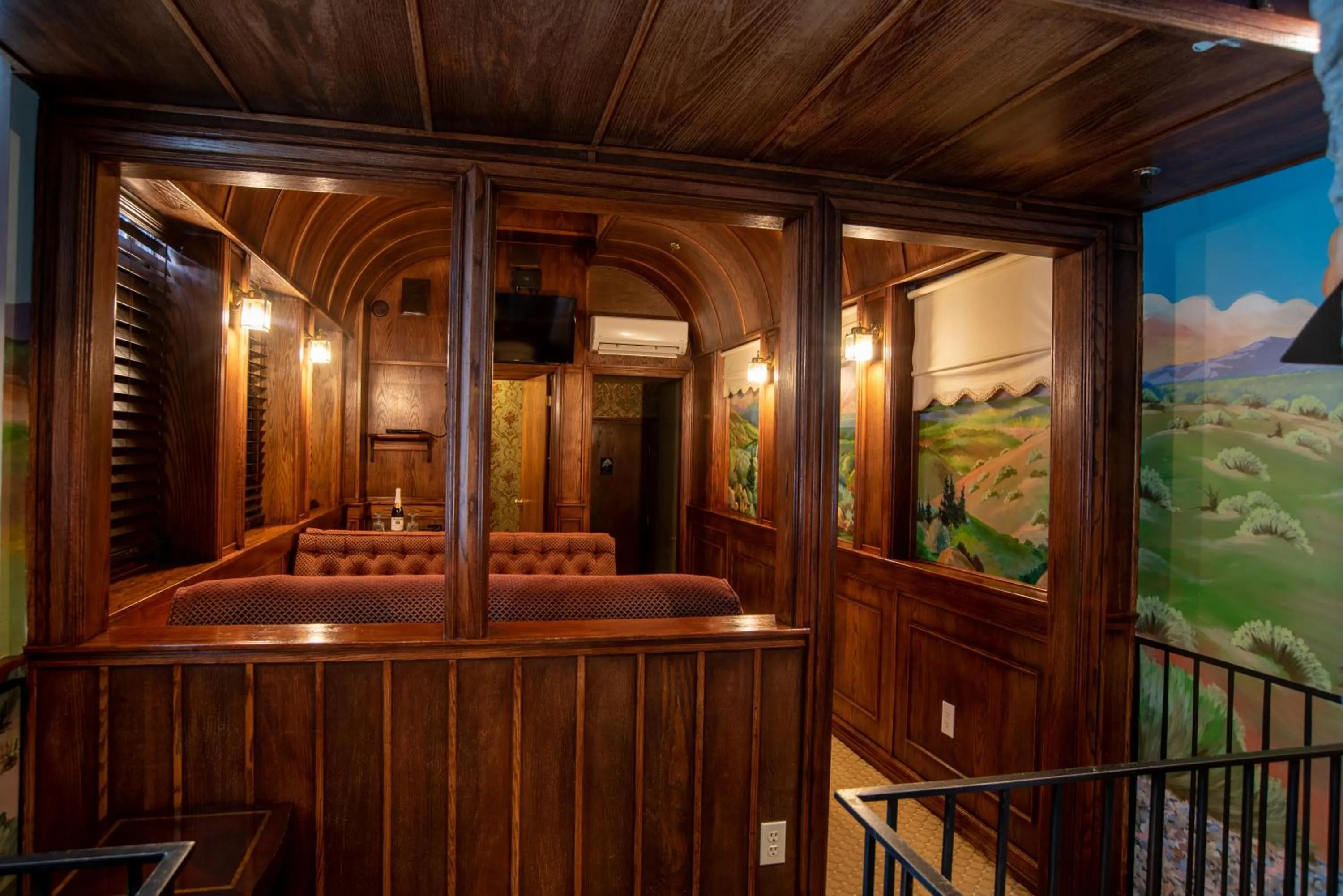 Photo of the whole room in The Anniversary Inn - Fifth South