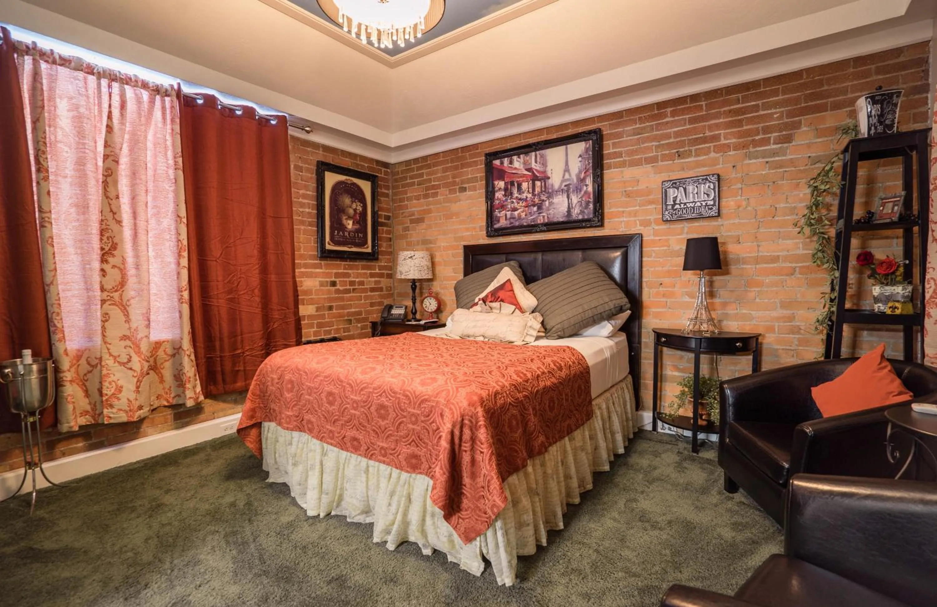 Bedroom, Bed in The Anniversary Inn - Fifth South