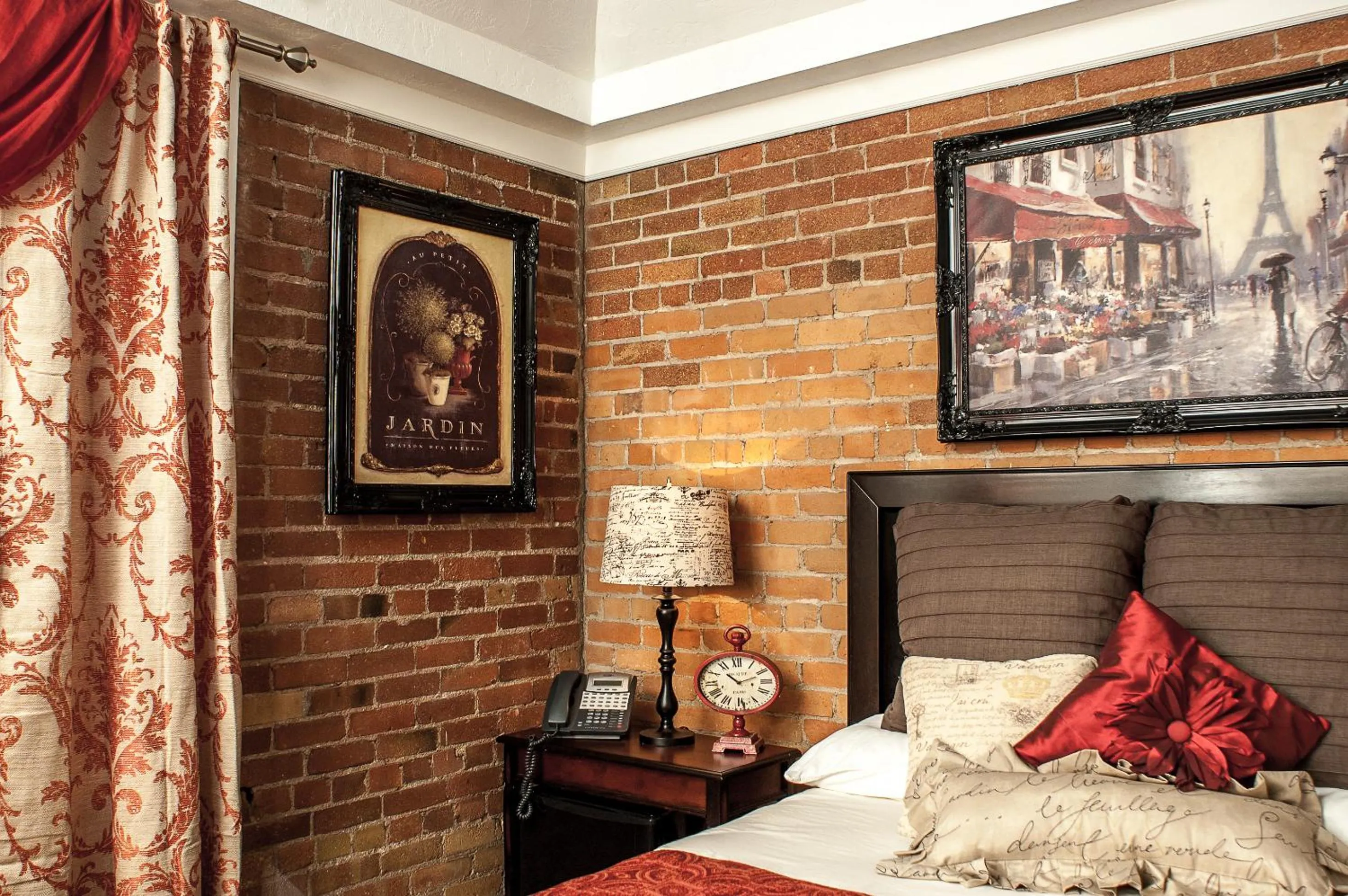 Decorative detail, Bed in The Anniversary Inn - Fifth South