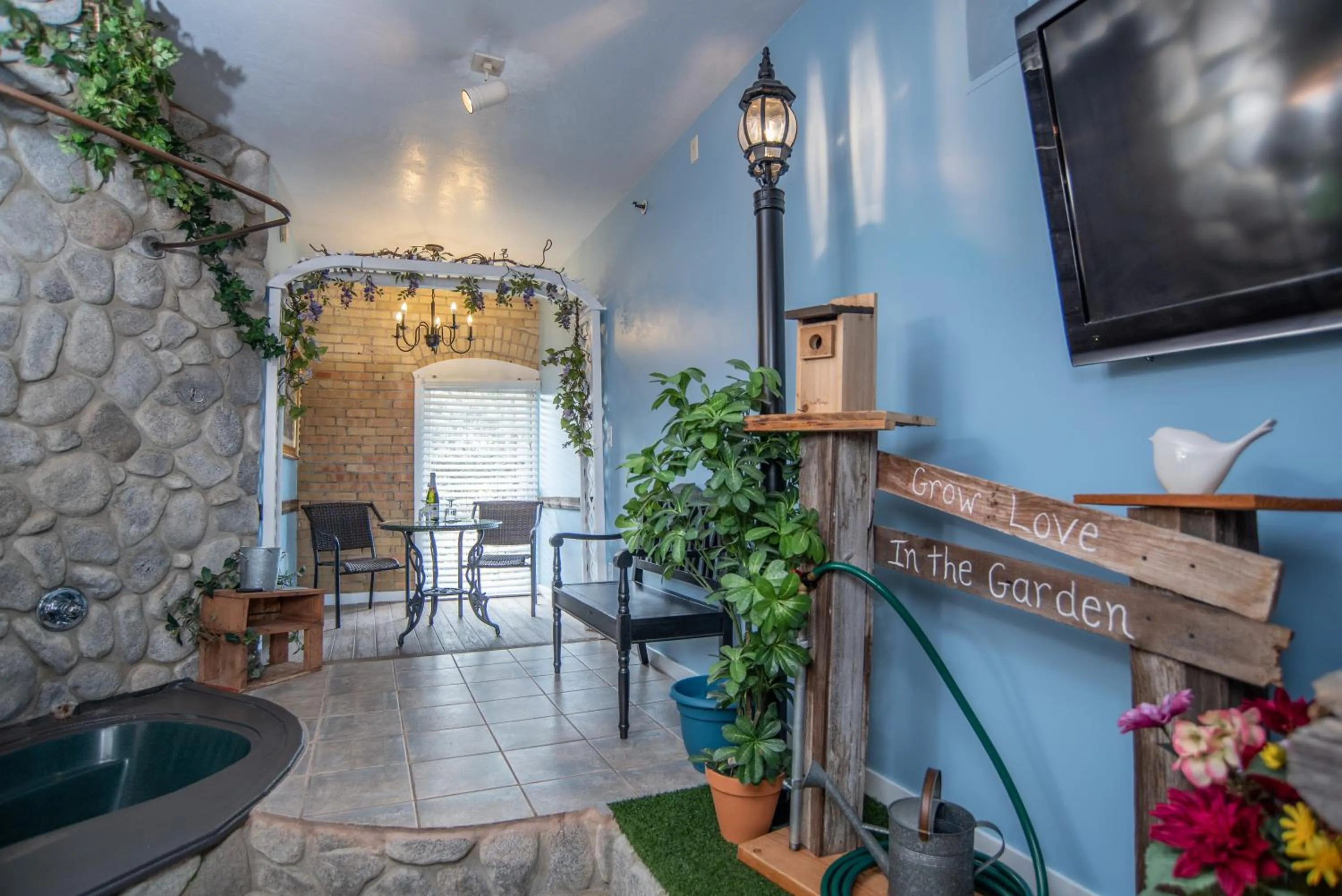 Seating area in The Anniversary Inn - Fifth South