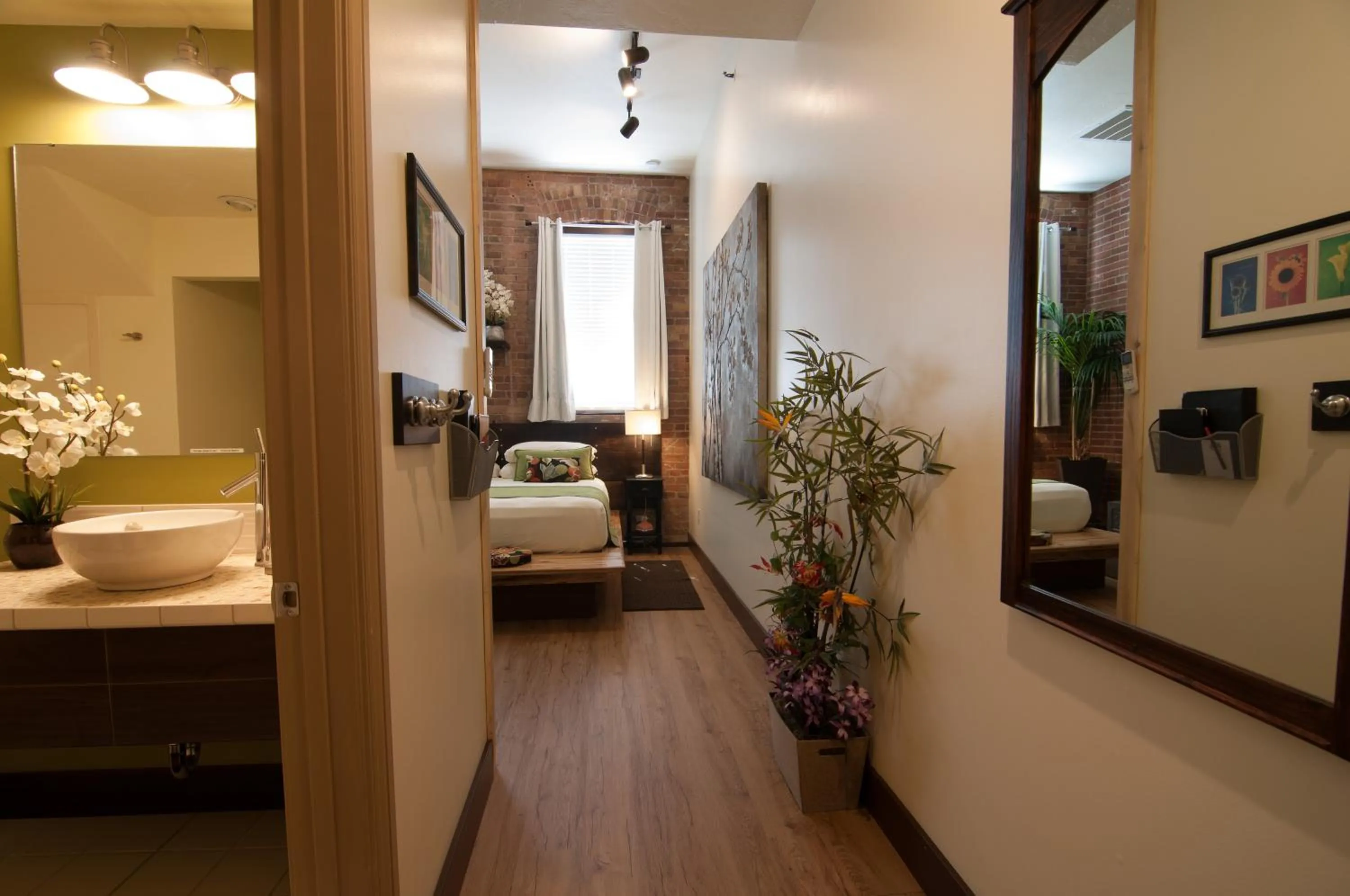 Photo of the whole room, Bed in The Anniversary Inn - Fifth South