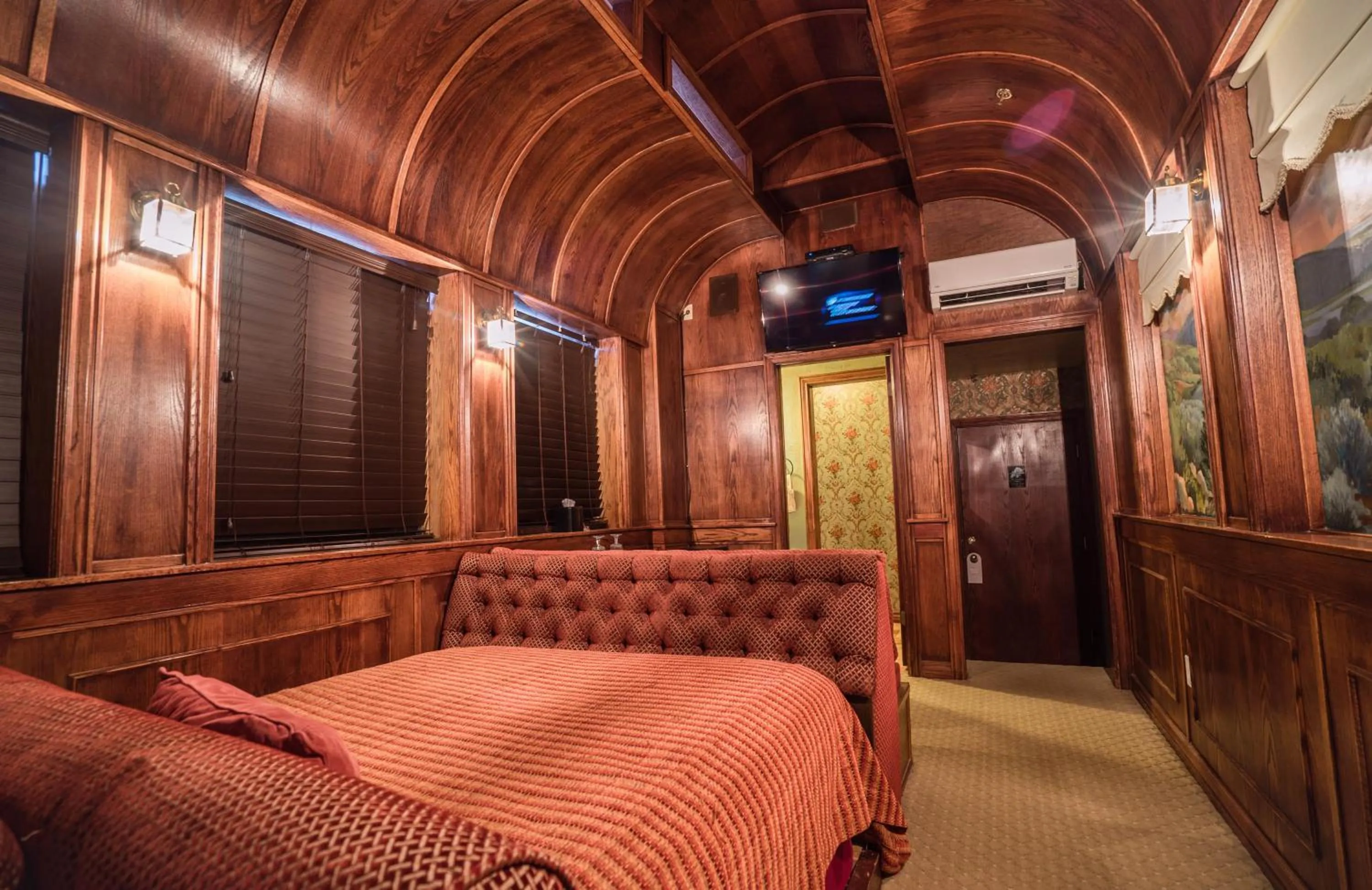 Bed in The Anniversary Inn - Fifth South