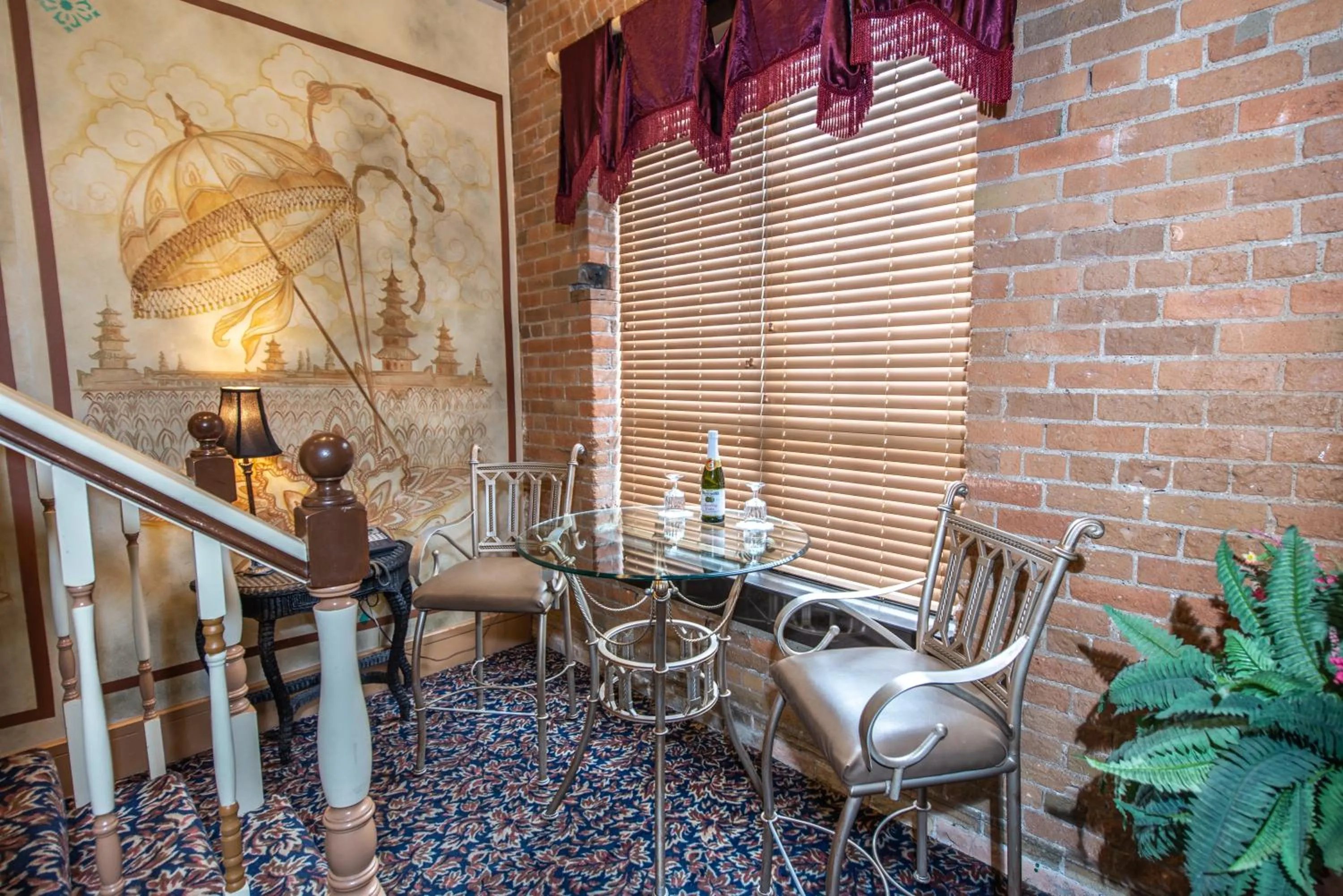 Seating area in The Anniversary Inn - Fifth South