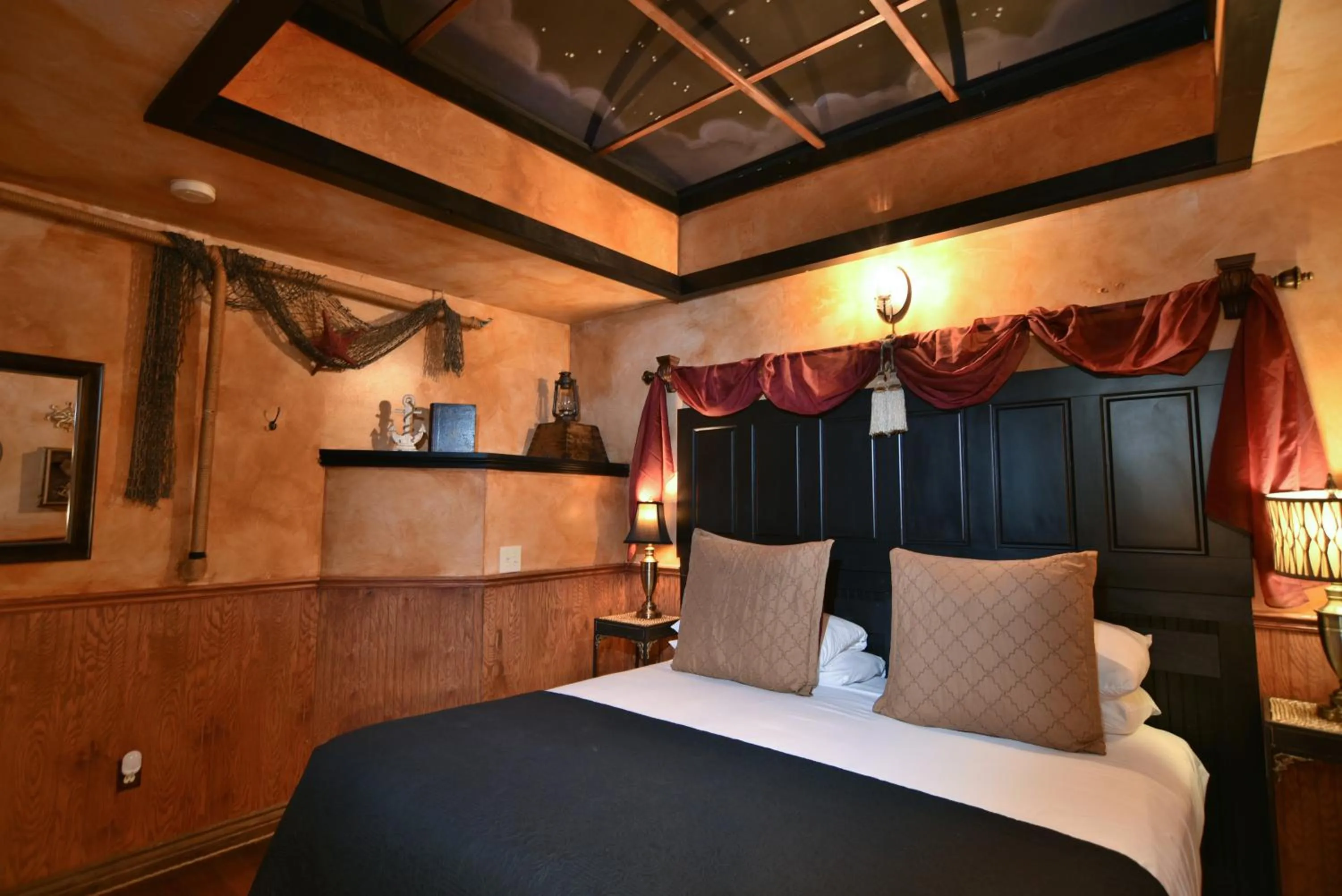 Bedroom, Bed in The Anniversary Inn - Fifth South