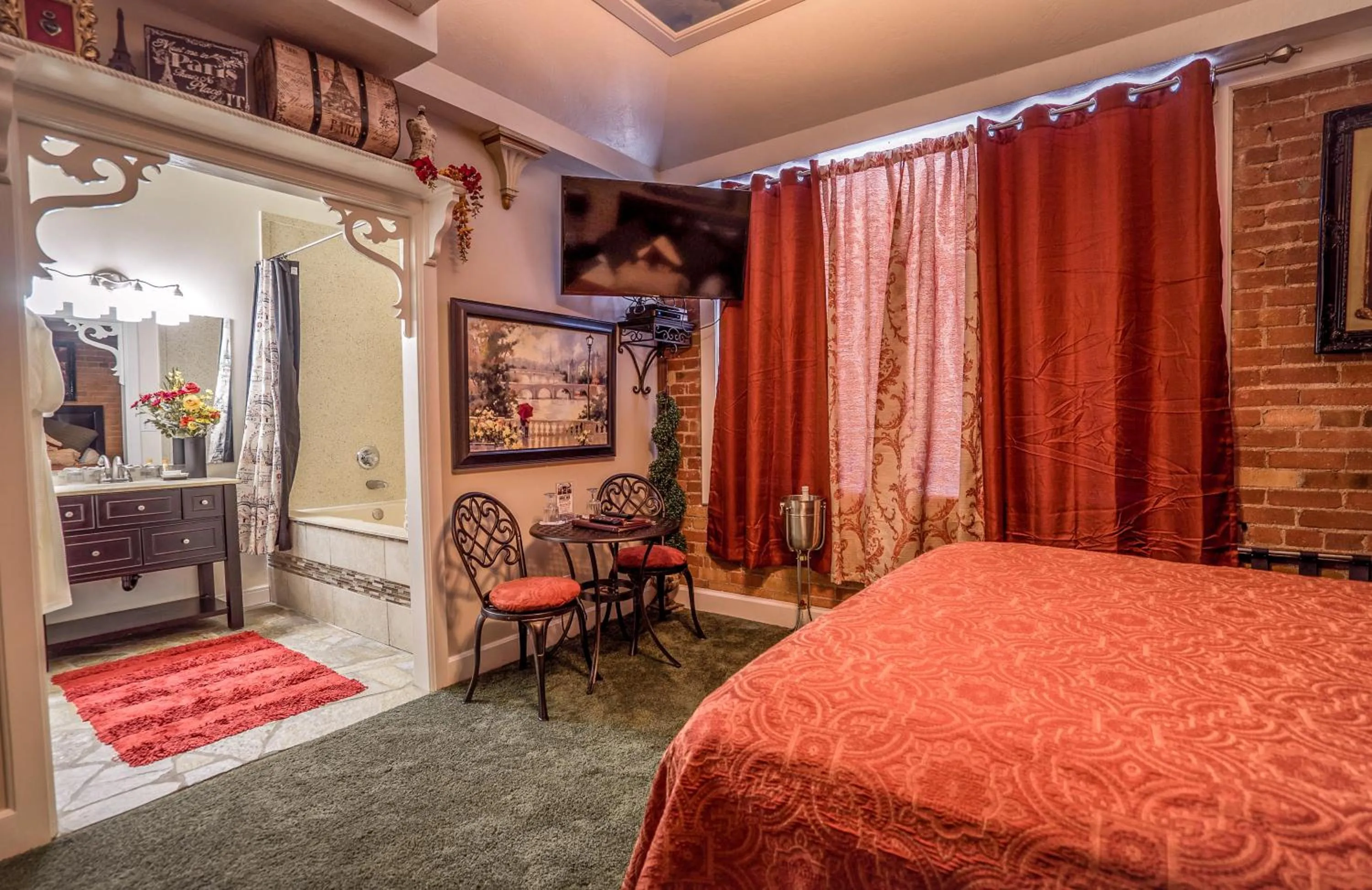 Photo of the whole room, Bed in The Anniversary Inn - Fifth South