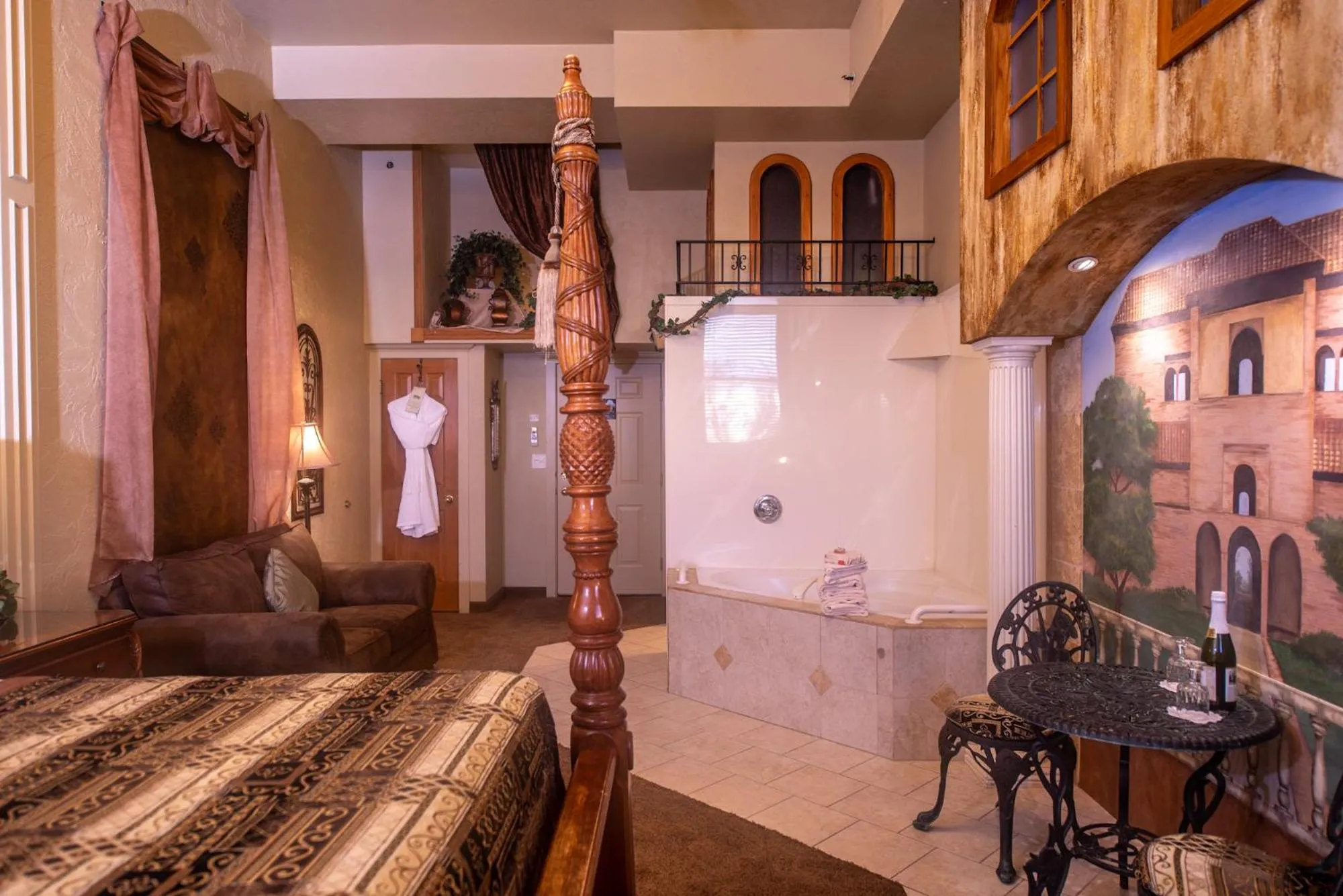 Living room, Bed in The Anniversary Inn - Fifth South